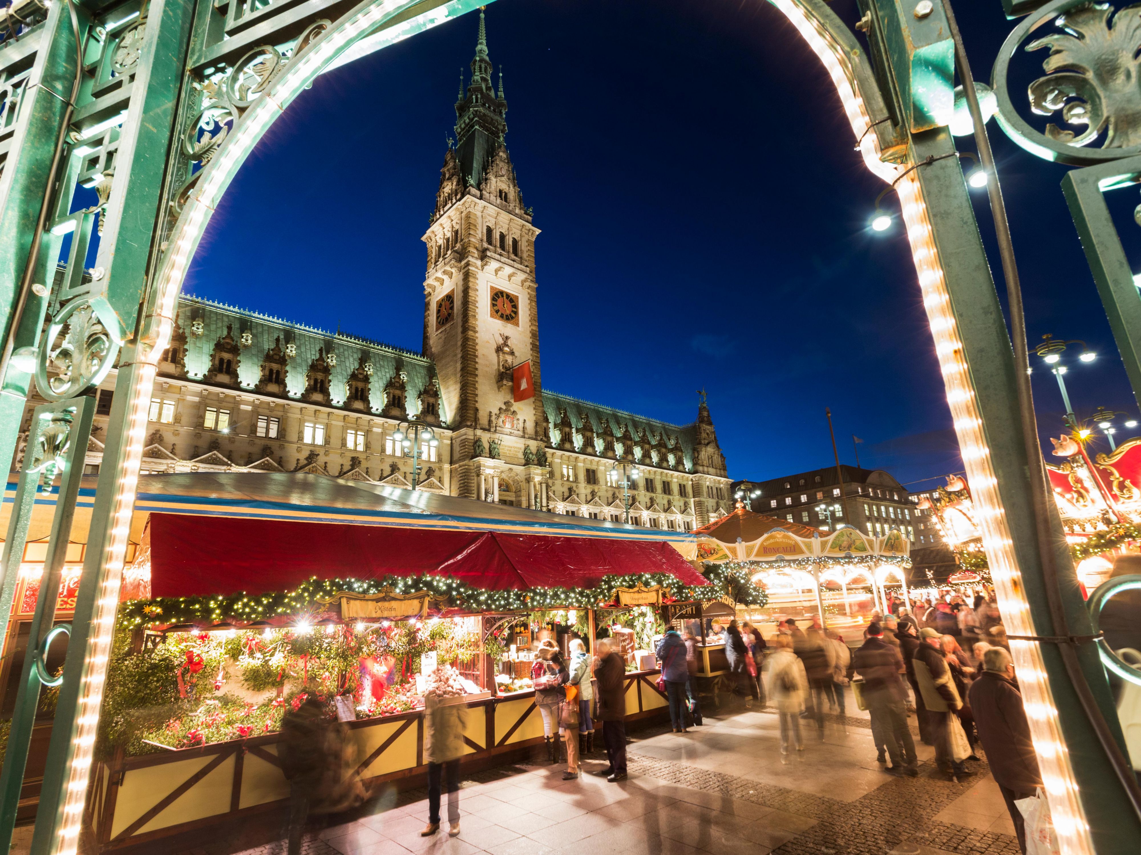 Discover Hamburg’s festive side beyond the big markets like Santa Pauli or Christmas market at Rathausmarkt. Visit Eppendorf’s charming Christmas market (20.11–31.12) with a cosy punch hut, carousel rides, regional treats, and sustainable products. Visits from Santa and Christmas angels make it perfect for families and a magical, local experience.