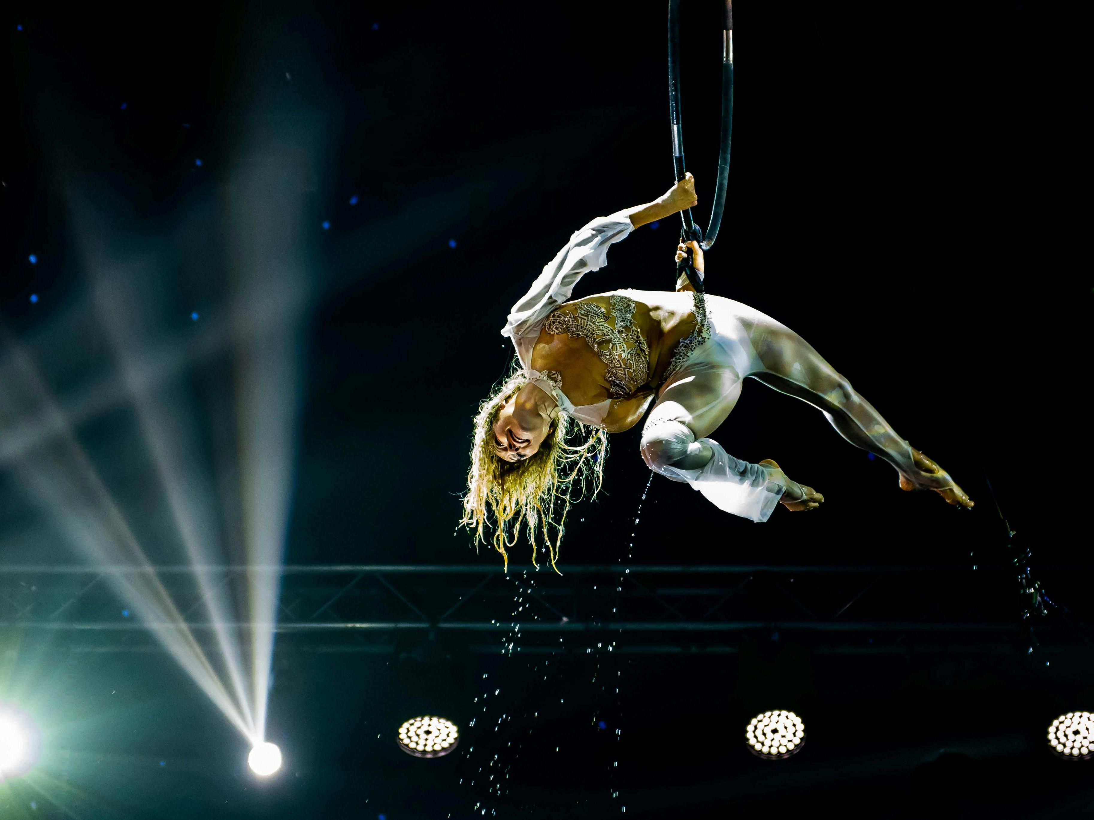 Experience the Cornelia Poletto Palazzo Dinner Show at Hamburg’s Spiegelpalast. Savor a four-course menu by star chef Cornelia Poletto, paired with dazzling acrobatics, comedy, and live music in the breathtaking Spiegelpalast. Shows run Wed–Sun at 7 pm, just 30 min by train or 15 min by car.