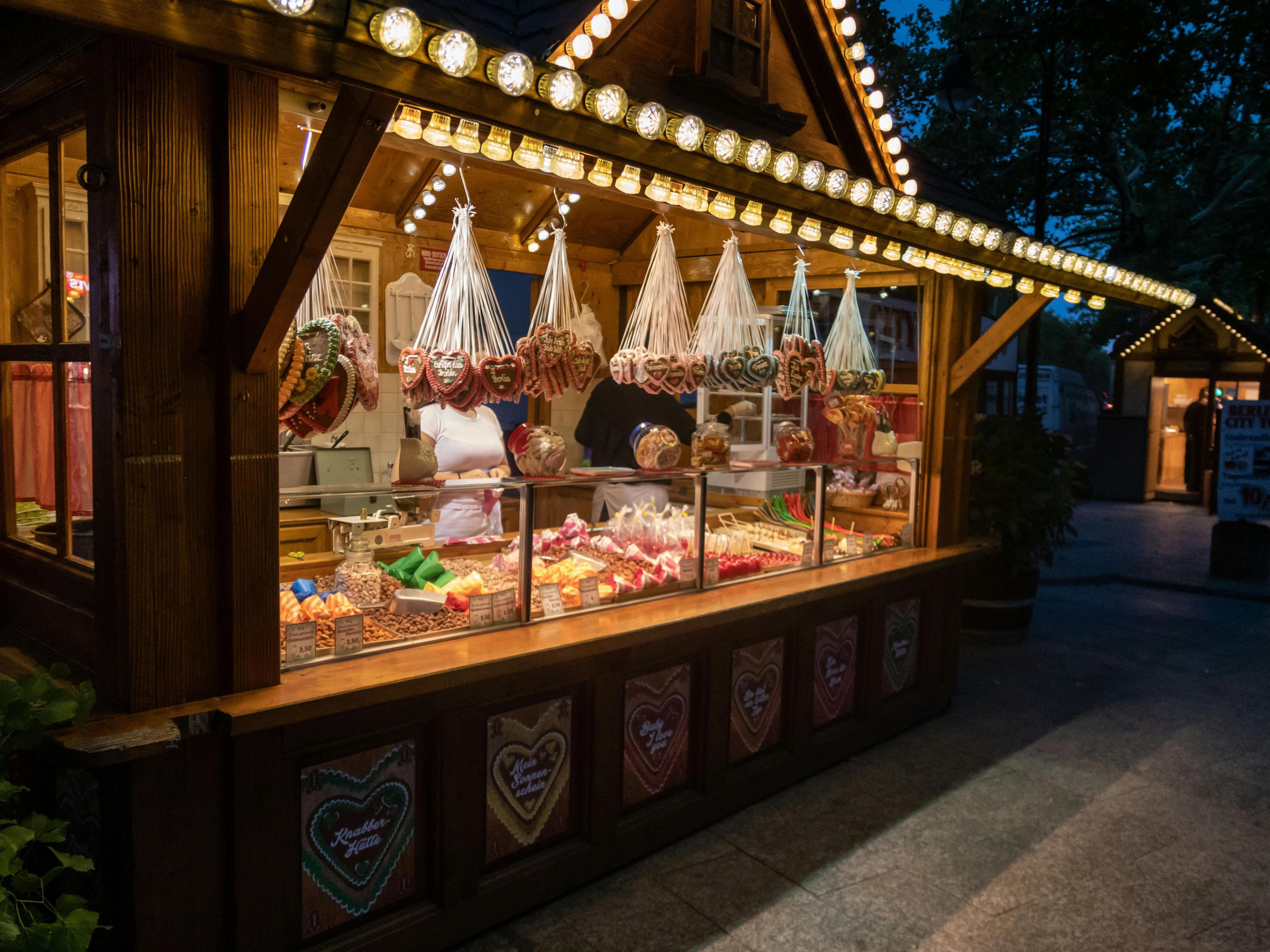 Discover Hamburg’s festive side beyond the big markets. Take the 13 km Christmas Walk through the city and discover the different markets - HafenCity, Fleetinsel, Jungfernstieg, Rathausmarkt and more - a 3-hour stroll full of lights, scents, and holiday spirit. Experience Hamburg’s Christmas charm step by step.