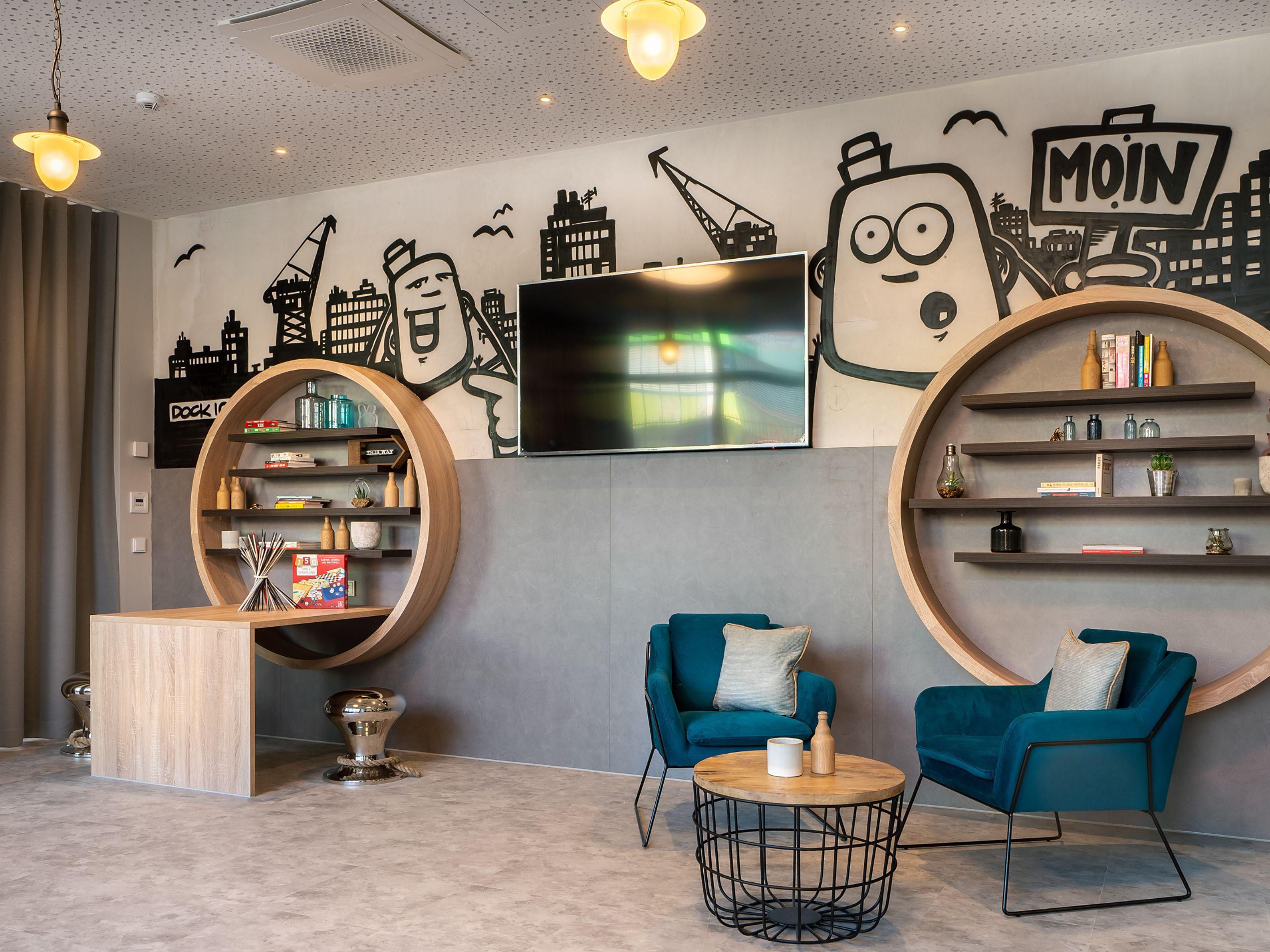 In the lobby, children of all ages can play to their hearts' content! The space features a variety of games, including giant Jenga, board games, and foosball, ensuring endless fun for families. This playful atmosphere creates a welcoming environment where both kids and adults can relax and enjoy their time together.