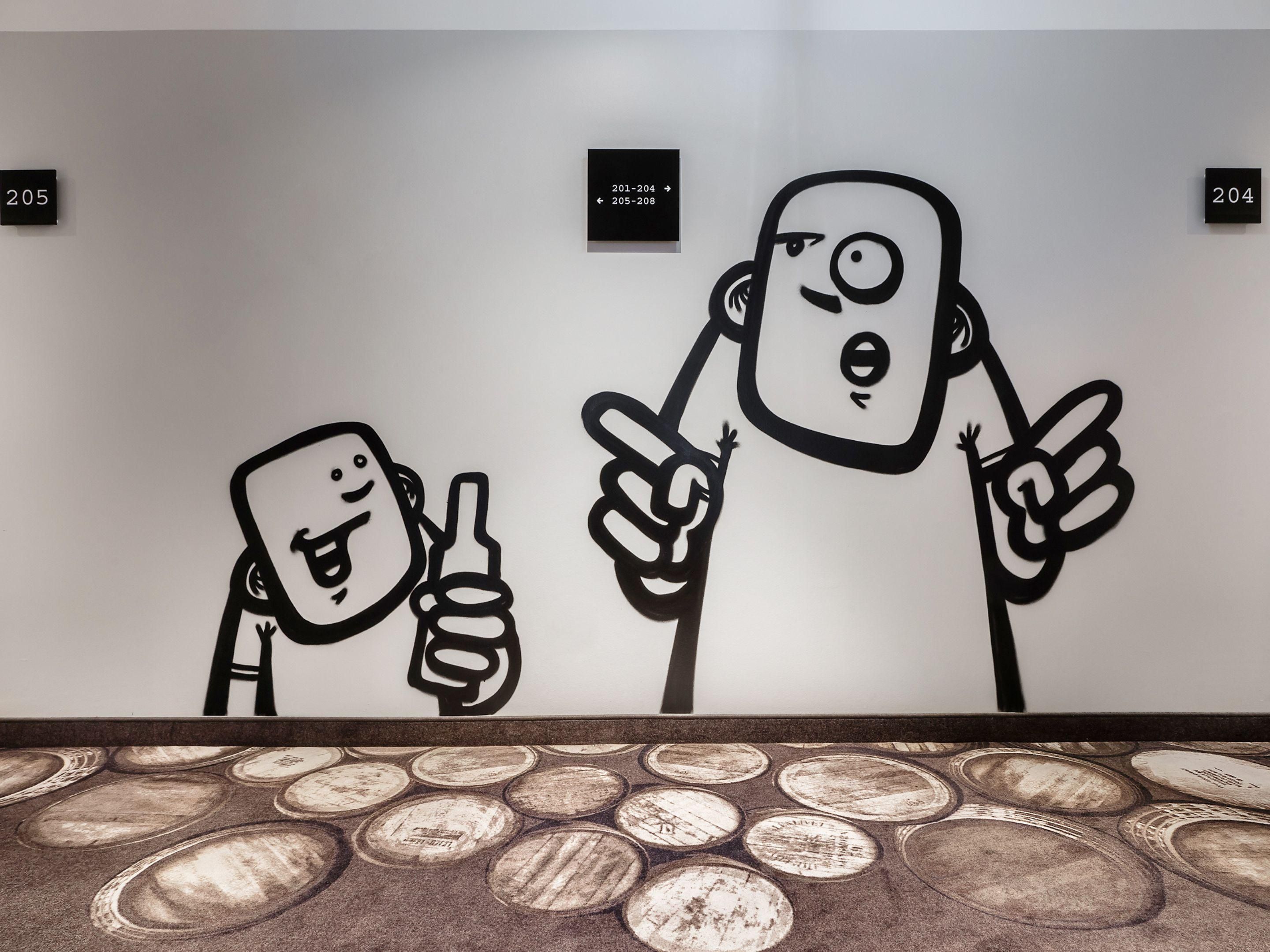 At our design hotel, Hamburg’s iconic street-artist Rebelzer brings his cheerful “Freaks” to life. These bold, comic-style characters fill the space with colour, humour and pure good vibes. Loved across St. Pauli and the city’s streets, his artwork turns your stay into a playful gallery of Hamburg creativity.