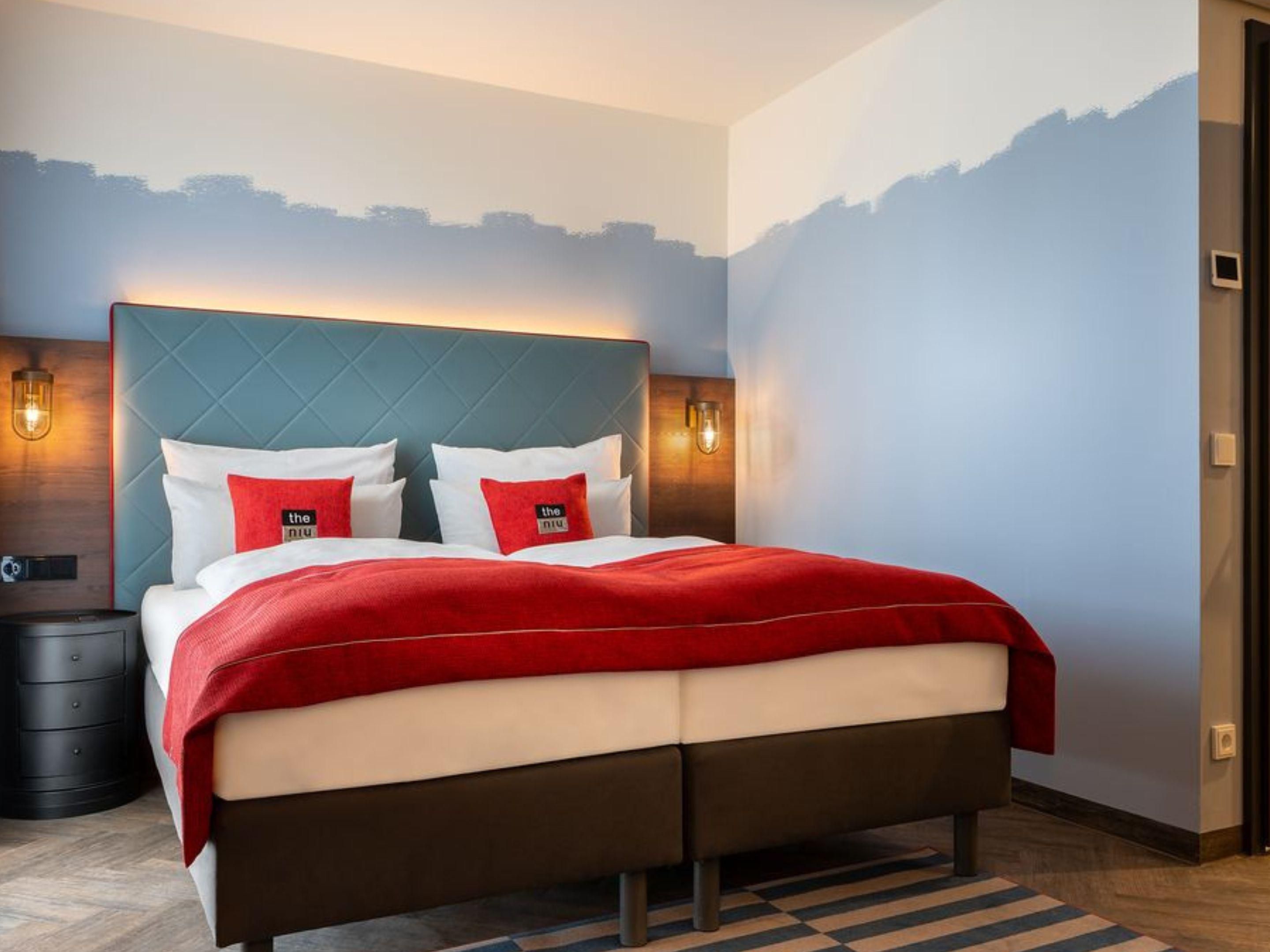 Love to wake up to your favorite music or the latest news? At Holiday Inn - the niu, Keg Hamburg Ost, you can easily connect your smartphone to the invisible sound system in your room. Whether it’s your personal playlist or current headlines, start your day in Hamburg the way you like it best.