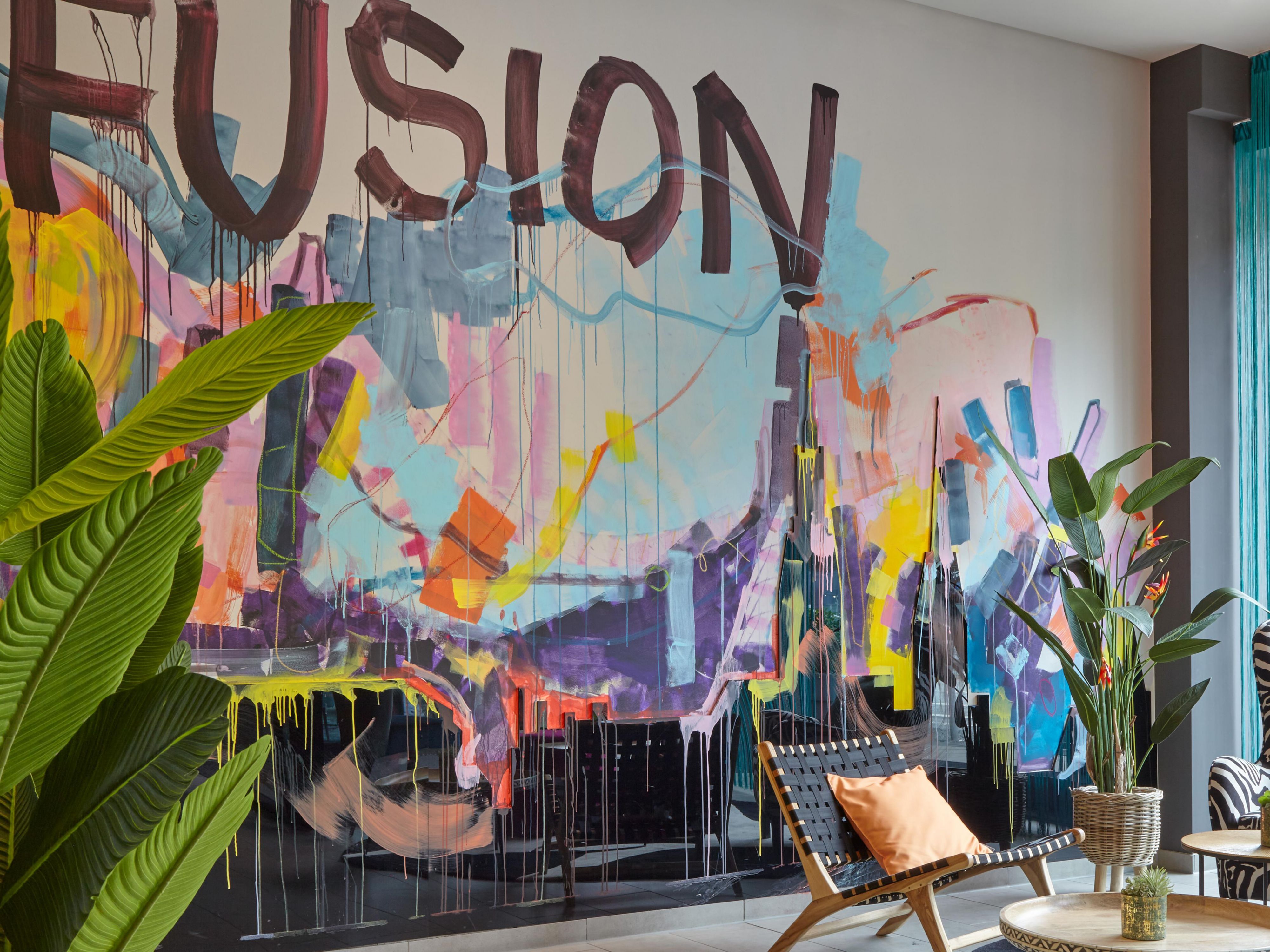 Our hotel reflects the vibrant community of St. Georg, impressing with bold colors and clean lines. The figurative murals by artist Joséphine Sagna, celebrating diversity and female empowerment, turn your stay into a true experience. Art and culture at every corner.