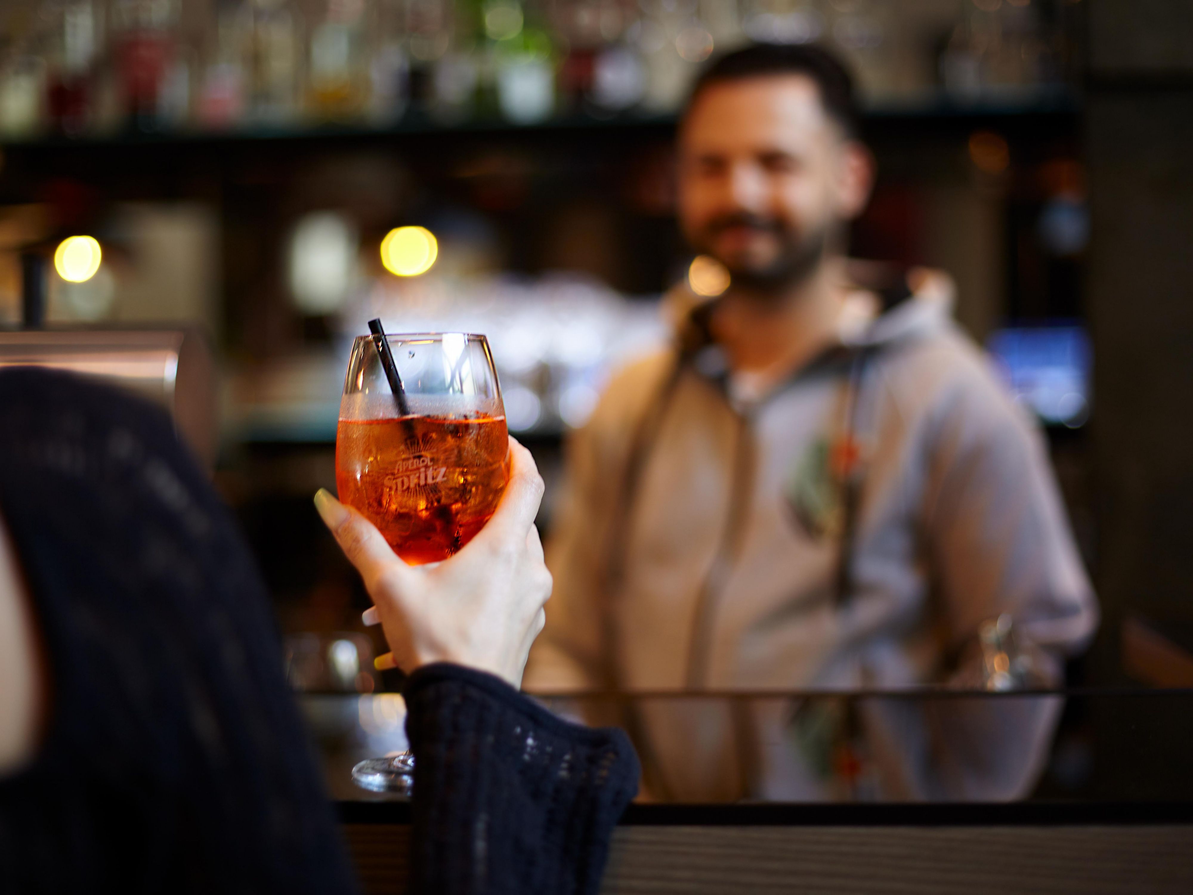 Start your day with our generous breakfast buffet and enjoy fresh delights. After an eventful day in Hamburg, our cozy lounge bar awaits you—the perfect place for relaxing evenings with refreshing drinks and snacks like pizza and tarte flambée.