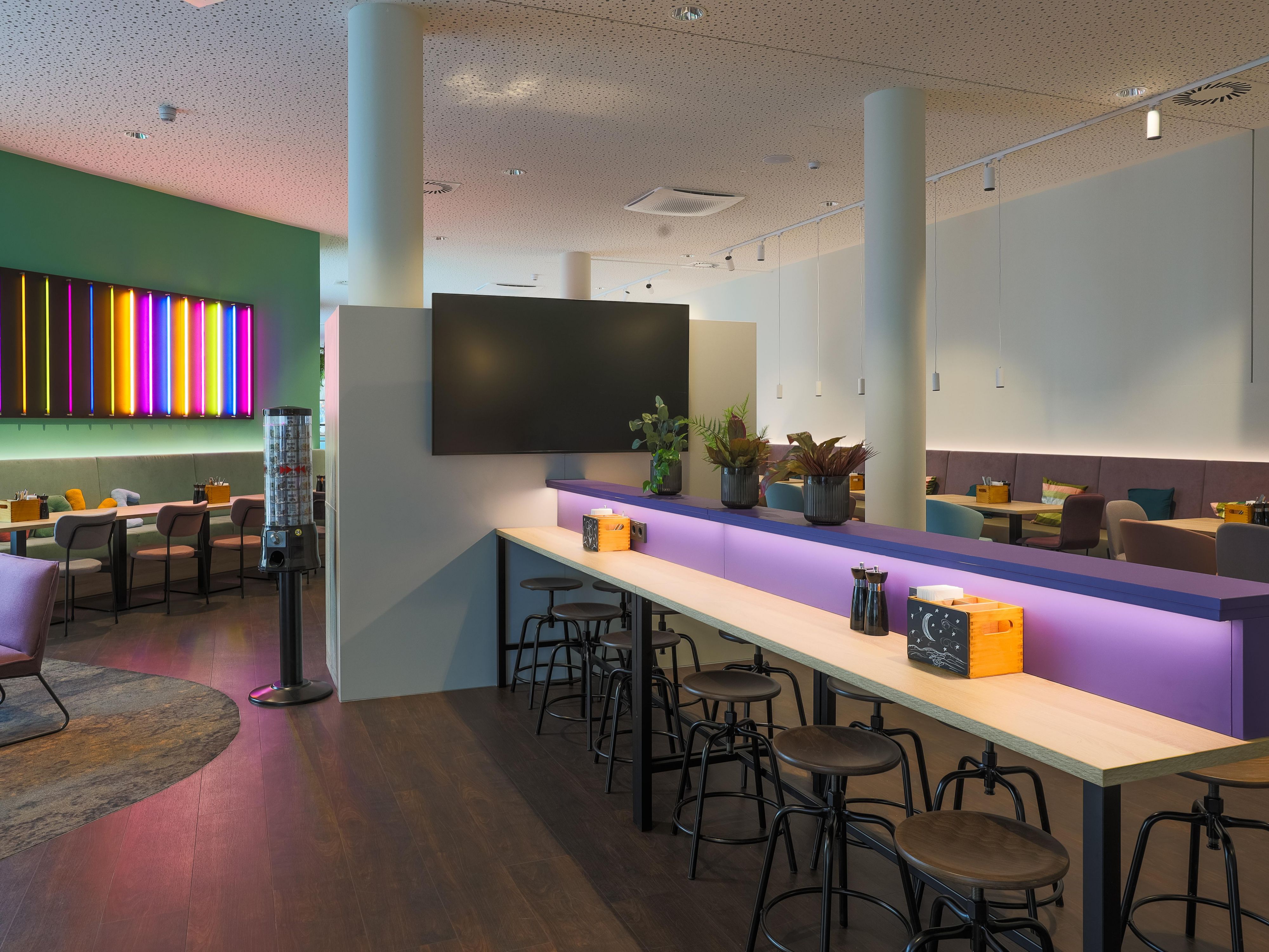 The hotel is inspired by Heinrich Hertz, the visionary inventor of the electromagnetic wave. Enjoy the unique interior with wave motifs. Translucent surfaces and neon lettering create spectacular effects, while violet colour accents add unexpected highlights. Experience a futuristic ambience and pioneering spirit!