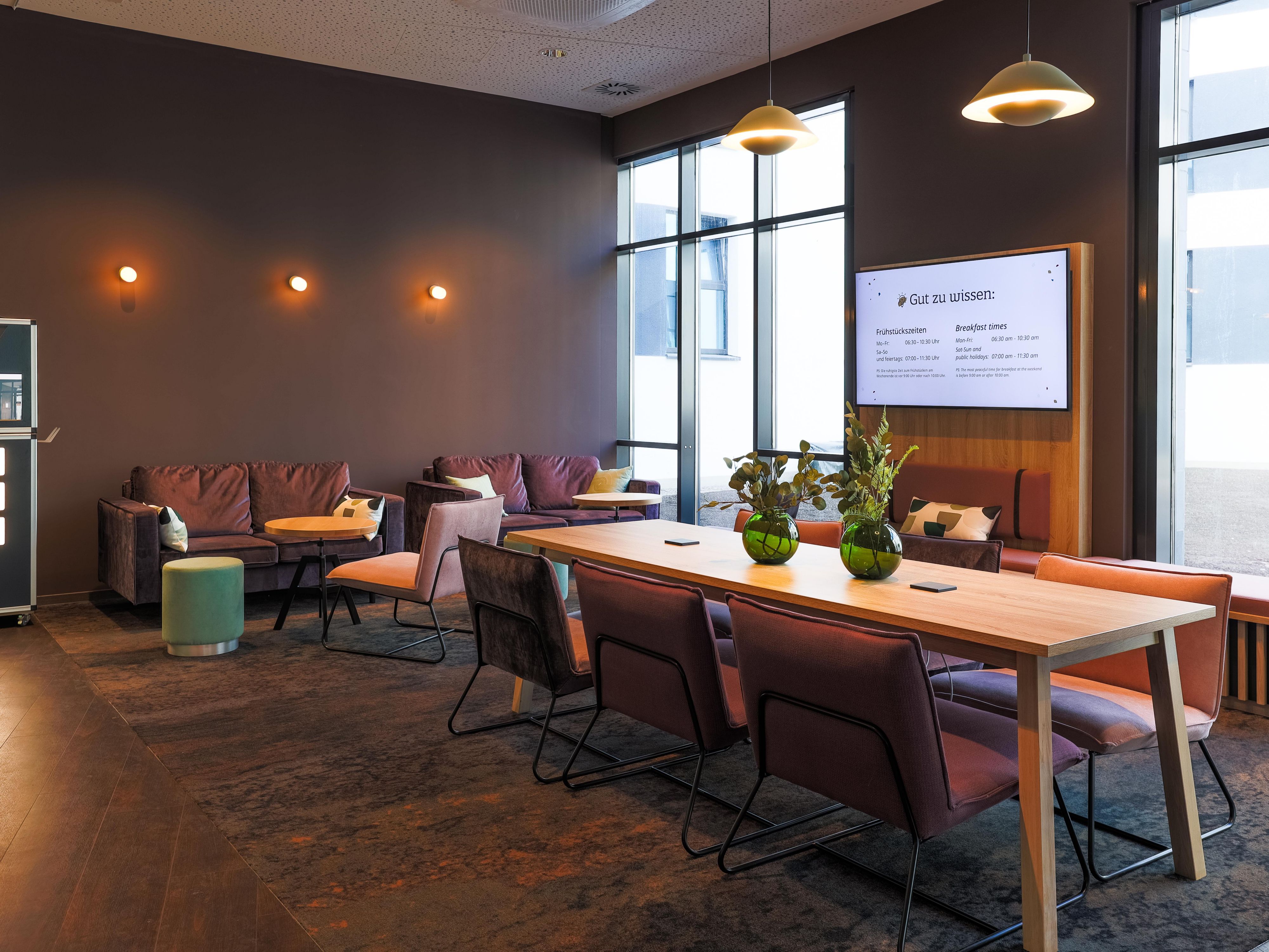 Our bright and cosy living lobby invites you to linger, whether you want to unwind, work, or network. Take advantage of numerous power outlets, USB ports, and free high-speed Wi-Fi. It's the ideal place for relaxed conversations or productive hours in an inspiring atmosphere.