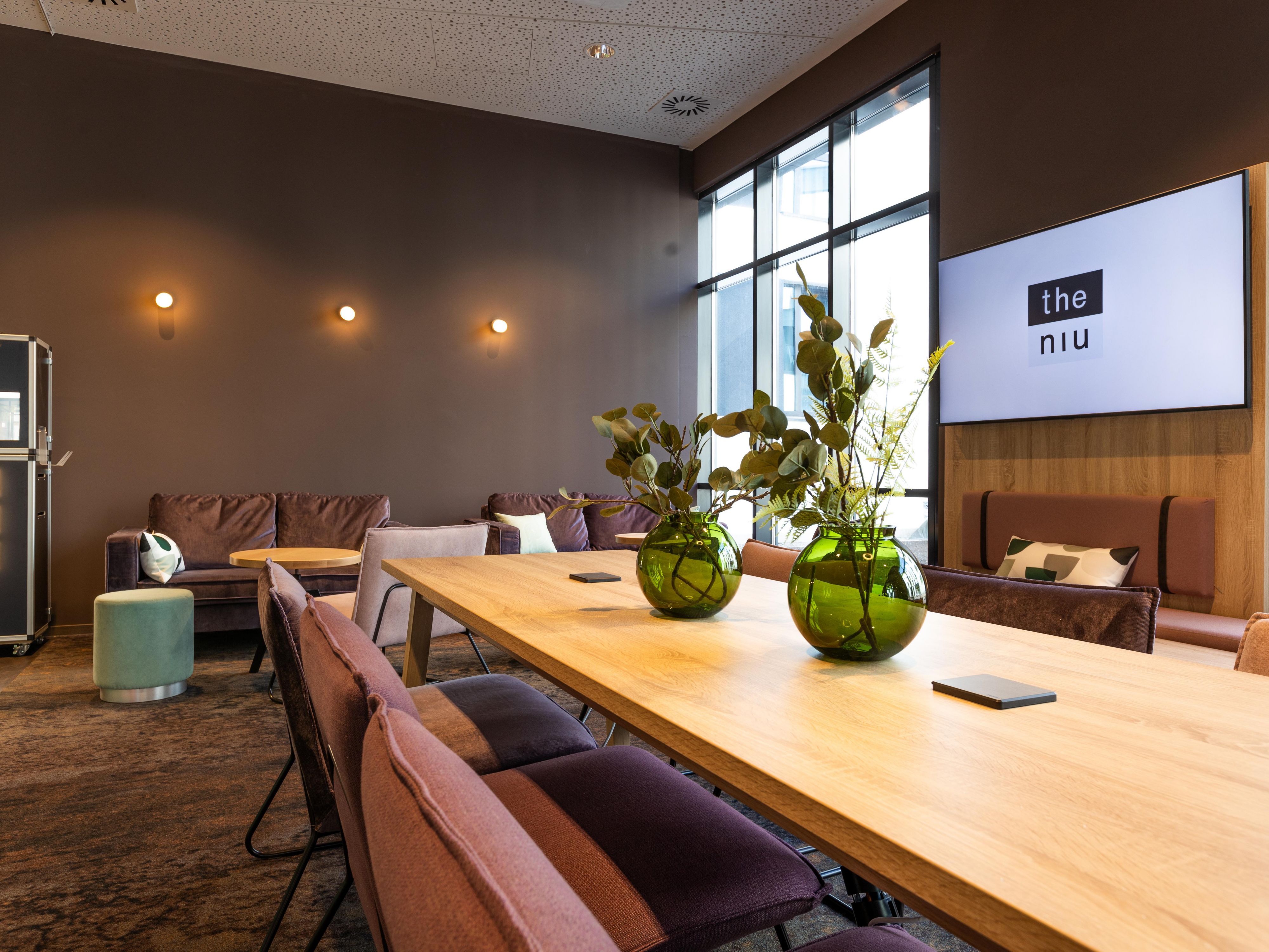 The Living Lobby is cosy, bright and super inviting - perfect for simply switching off or using it as a co-working space and productive work. There are plenty of power sockets and USB ports and, of course, free WiFi. No matter whether you simply want to retreat, have a relaxed get-together with others or do some networking.