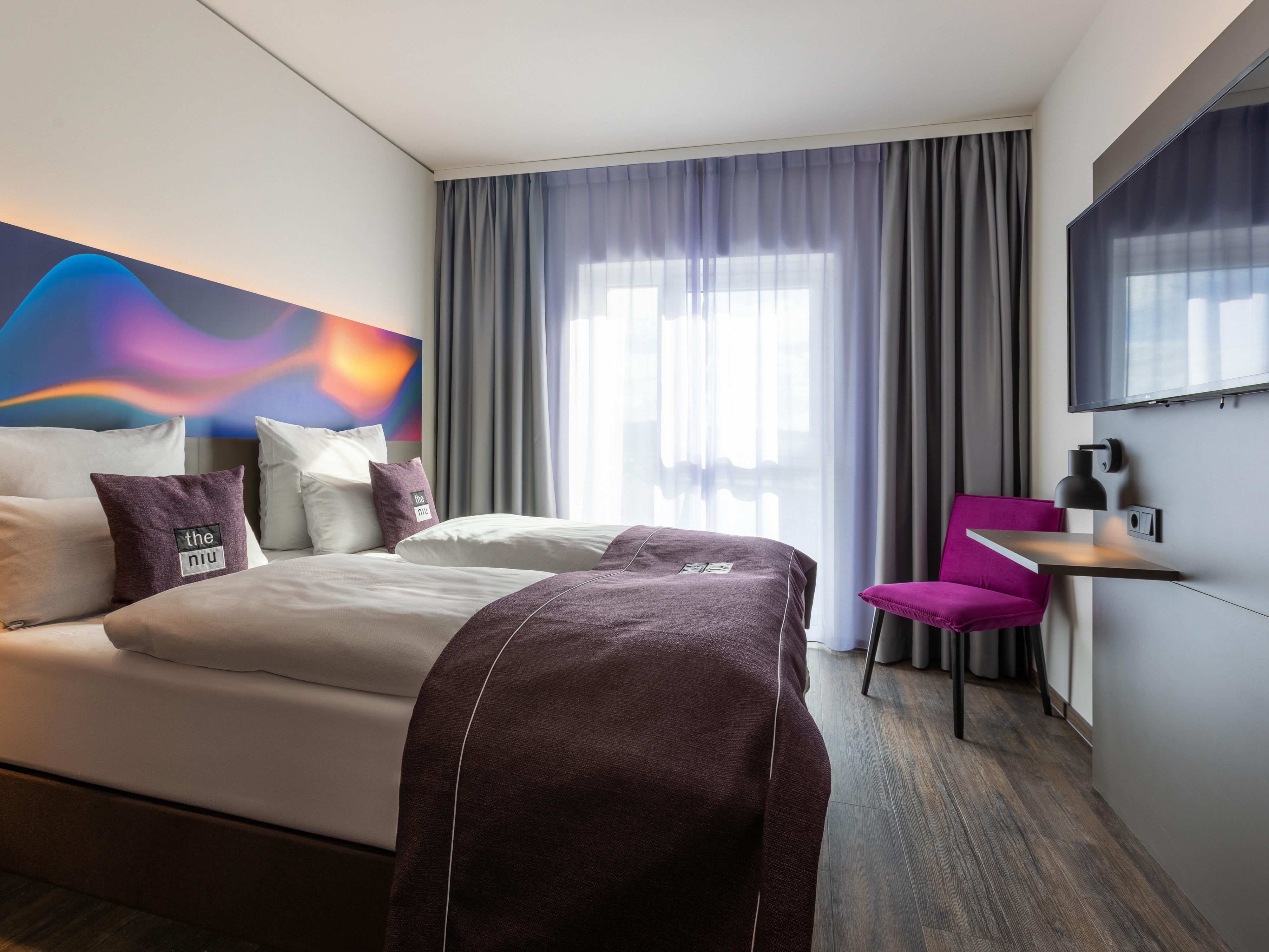 Disfrute de una experiencia completamente despreocupada alojándose en una habitación elegante con un altavoz Bluetooth para su rutina matutina. Disfrute de wifi incluido, Ama de Llaves diario y una plaza de estacionamiento. El acogedor vestíbulo es perfecto para relajarse, trabajar o establecer contactos durante su estancia.