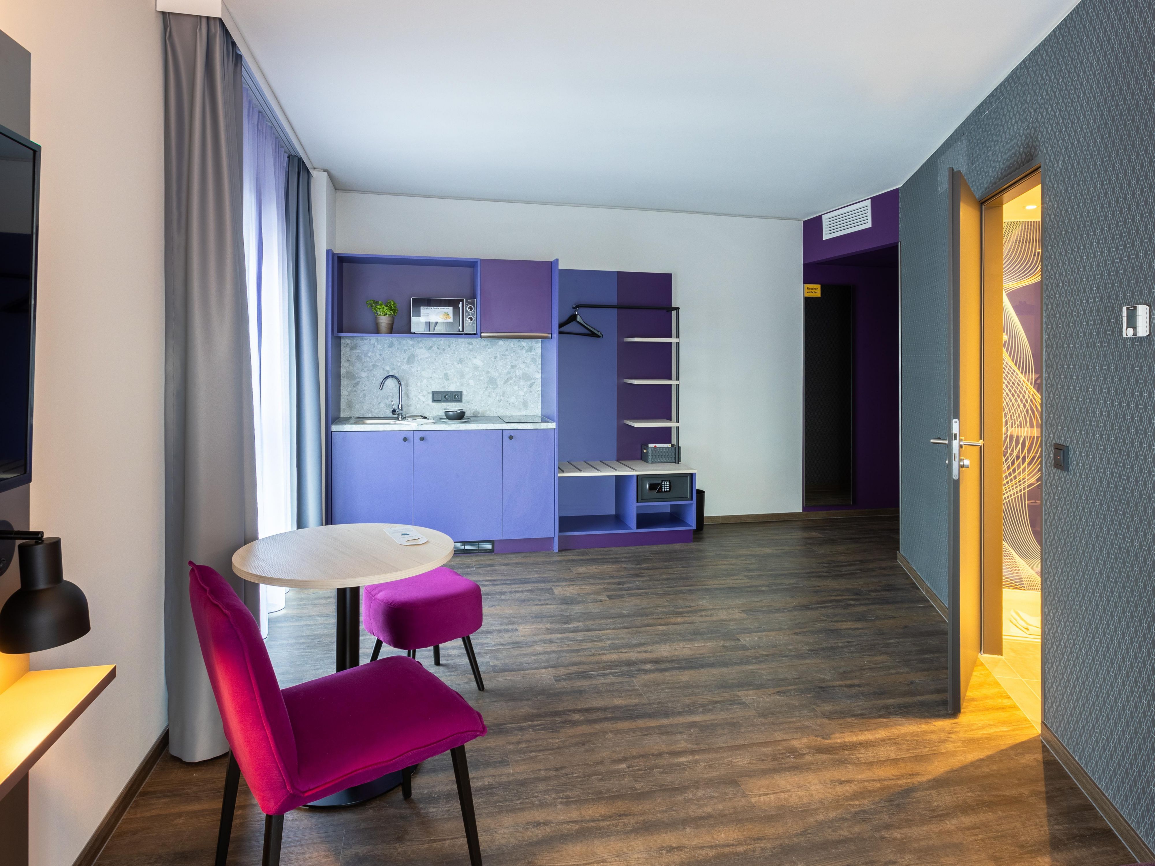 Long stay or family getaway in Karlsruhe? Our rooms with kitchenette give you the space you need. Modern, cozy, and refreshingly spacious—just right for feeling completely comfortable.
