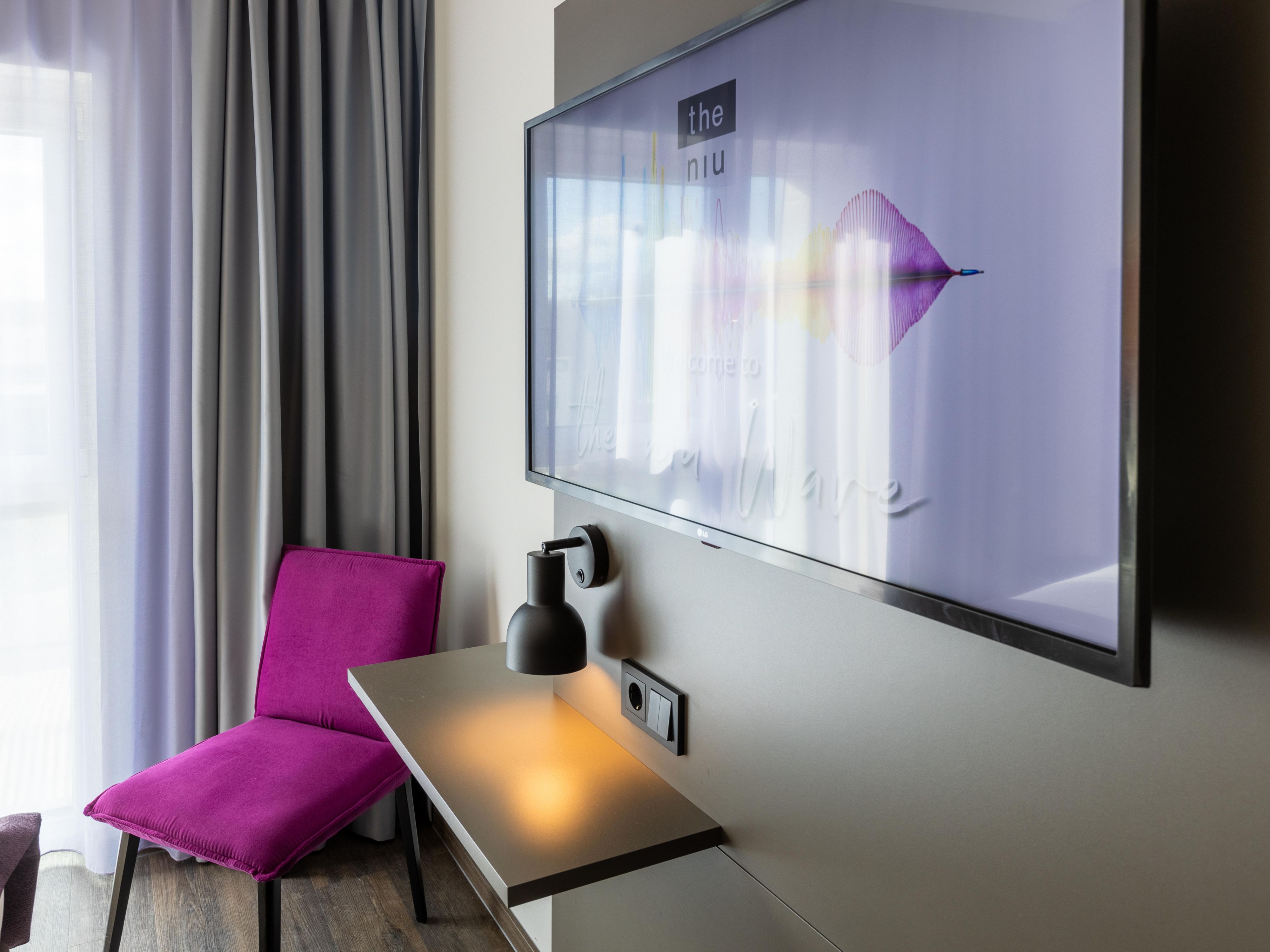Do you like listening to your favourite radio station, your own playlist or the latest news in the morning? Then simply connect your smartphone to the bluetooth-box in your room. After all, your own wake-up routine is still the best.