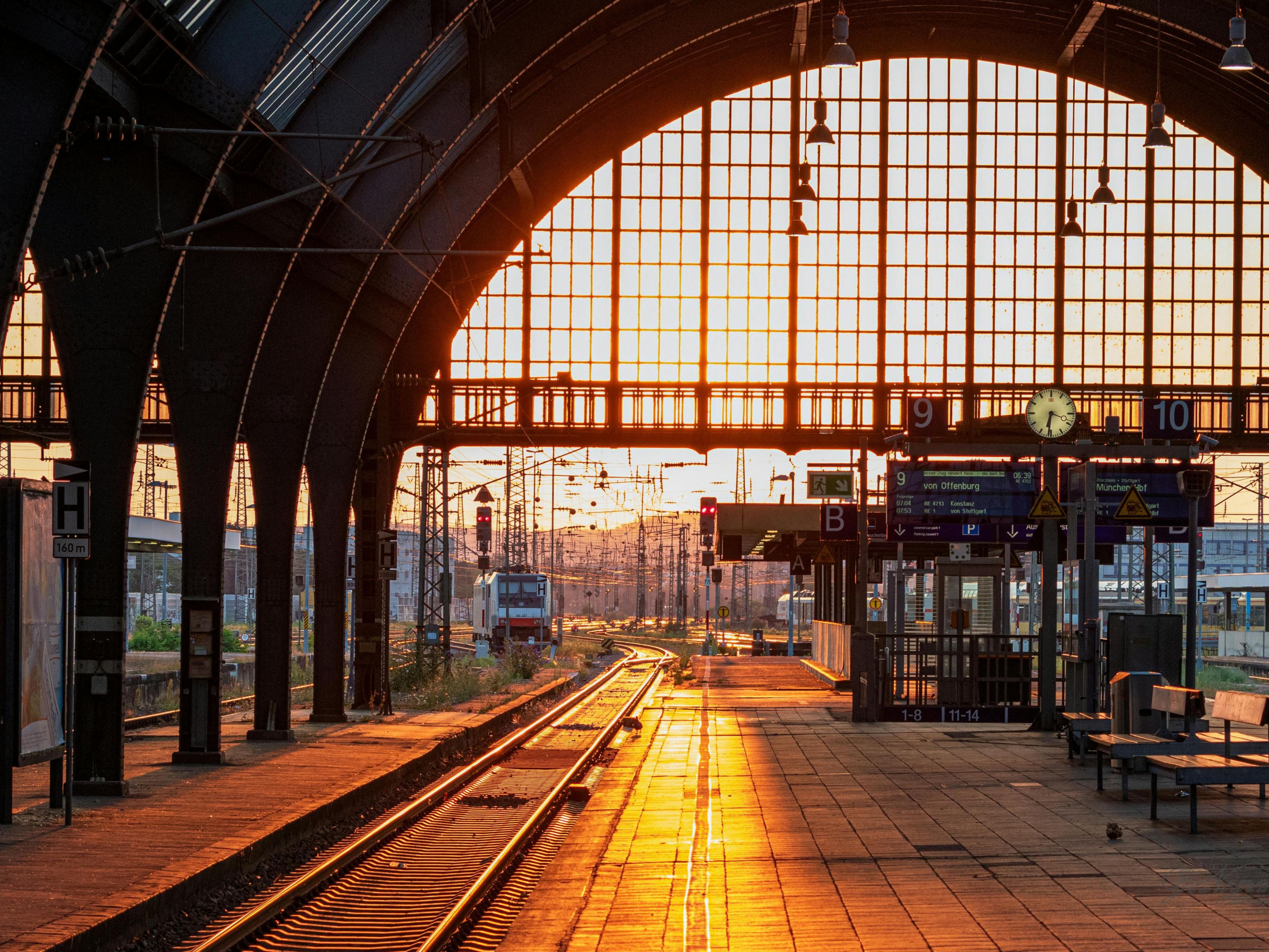 Whether by car, train, or tram, our ideal location allows you to travel quickly and conveniently. Two tram lines, the nearby main train station, and direct access to the motorway guarantees excellent accessibility. Perfect for city breaks and business trips alike.