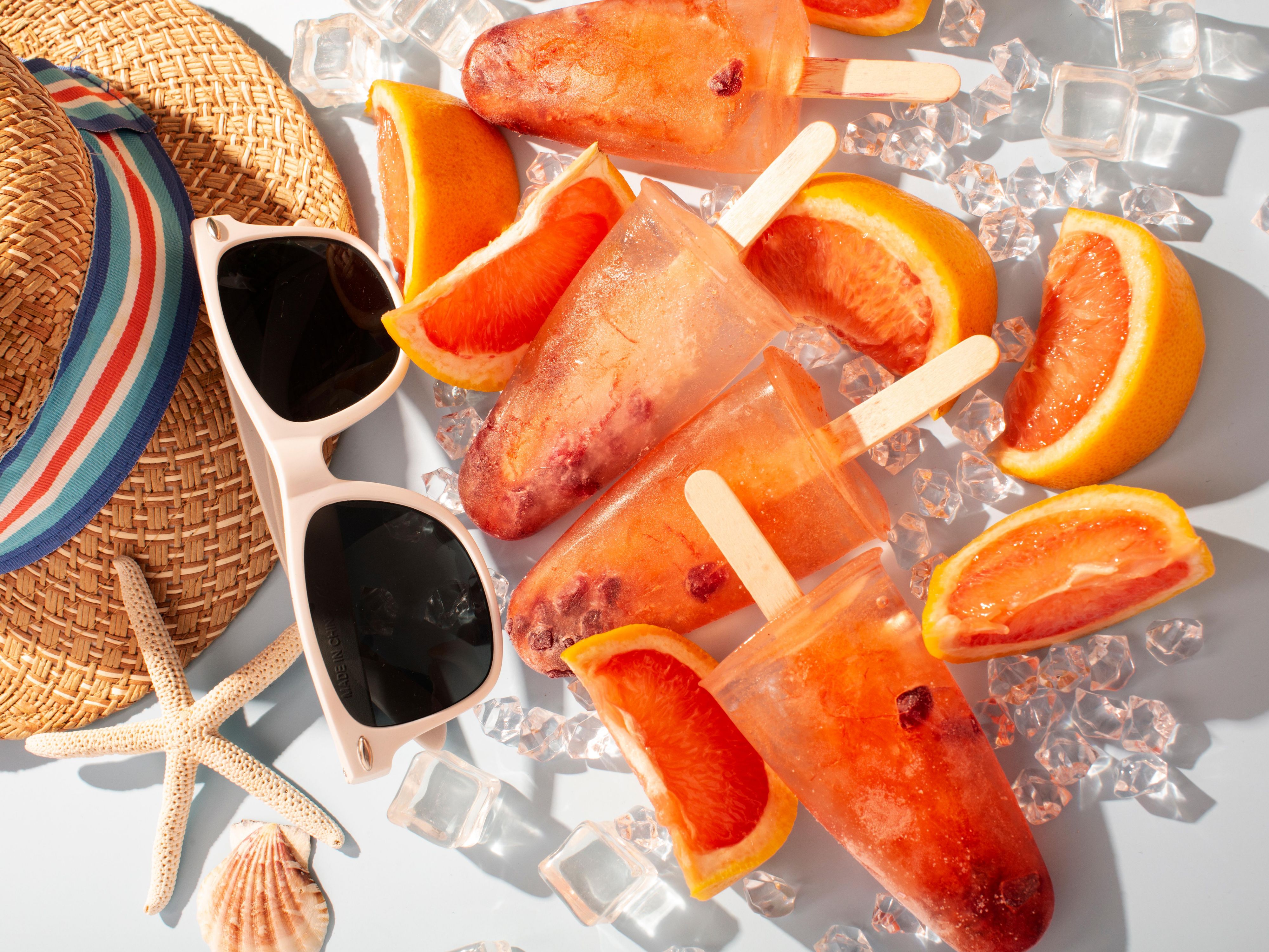 Relax on our sunny terrace with an Aperol Spritz, Sarti or alcohol-free Crodino. Enjoy homemade cake (Fri–Sun), ice cream on a stick or waffle cones. Your perfect summer break in Kiel – just steps from the Baltic Sea!