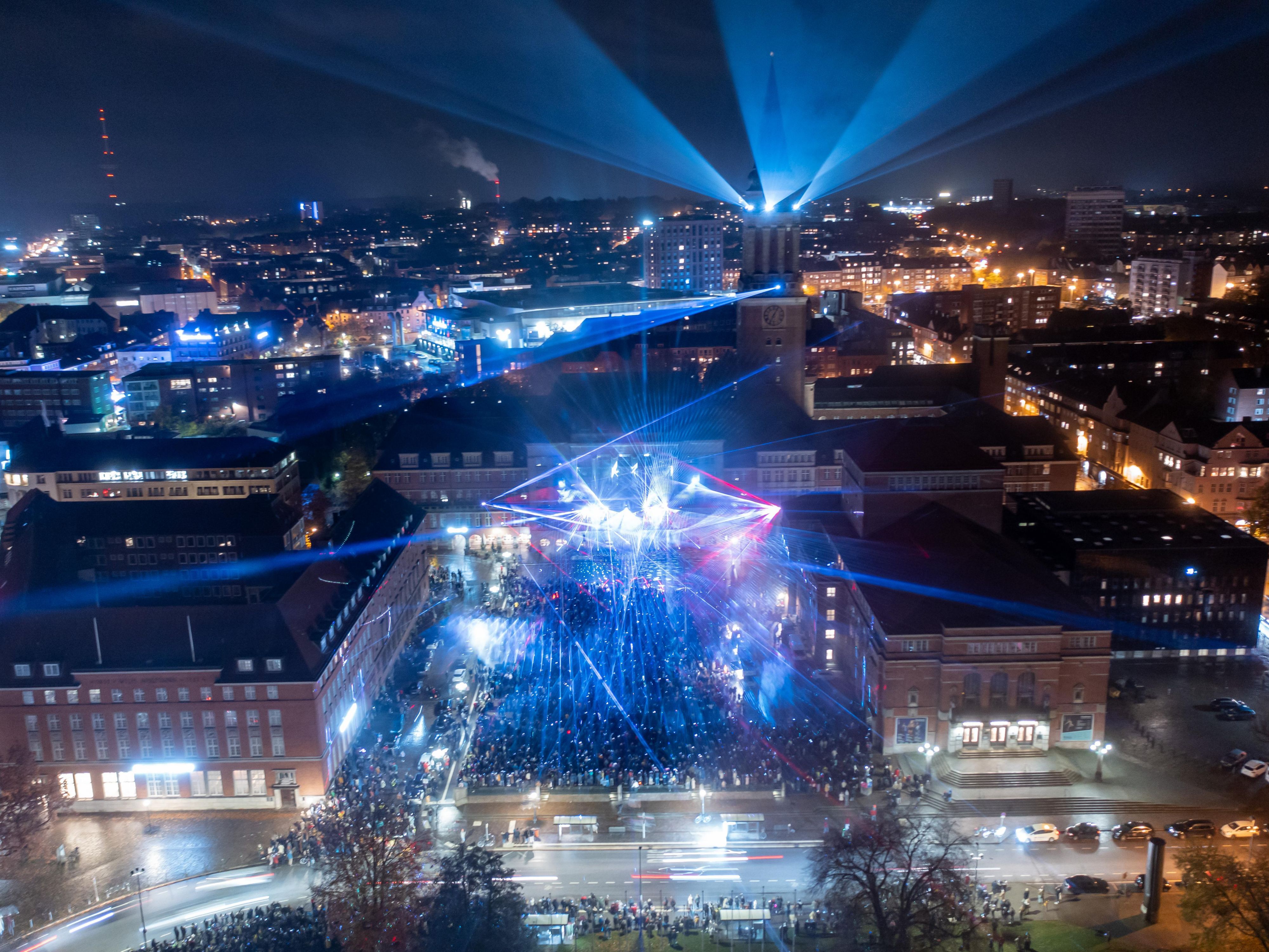 On 1 and 2 November 2025, the Kieler Lichtermeer transforms the city centre into a dazzling festival of colour. Stunning light installations, live music and a special Sunday shopping event invite you to stroll, discover and enjoy an unforgettable atmosphere. Photo: © Kiel-Marketing