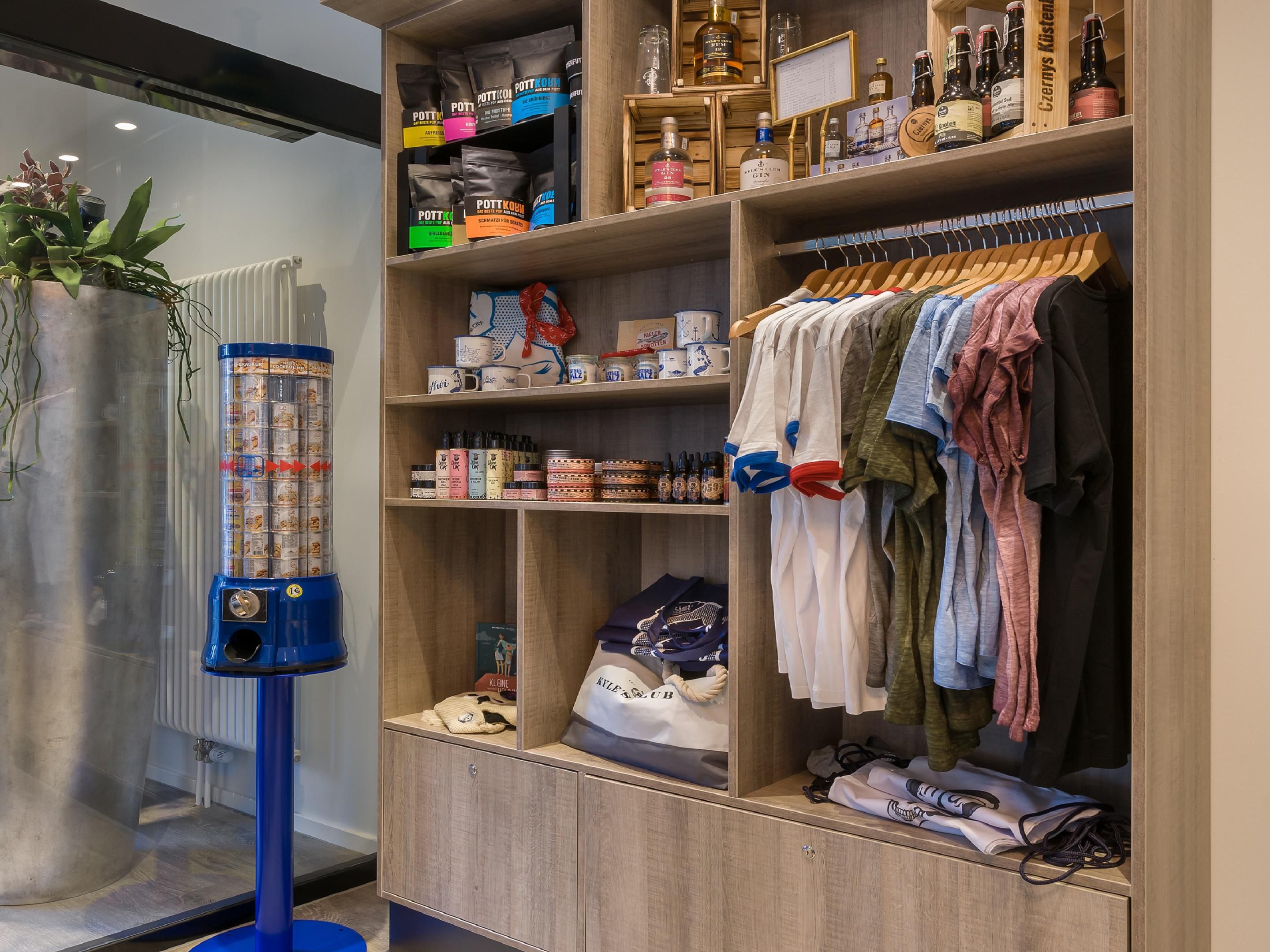 Our shop offers Kiel-style accessories, tea (also served at the bar), local gin, honey from the Kiellinie, hand-painted postcards, soaps, Kiel-themed tote bags, artisan sweets, and shrimp chips for dogs. The selection changes regularly – stop by and browse!