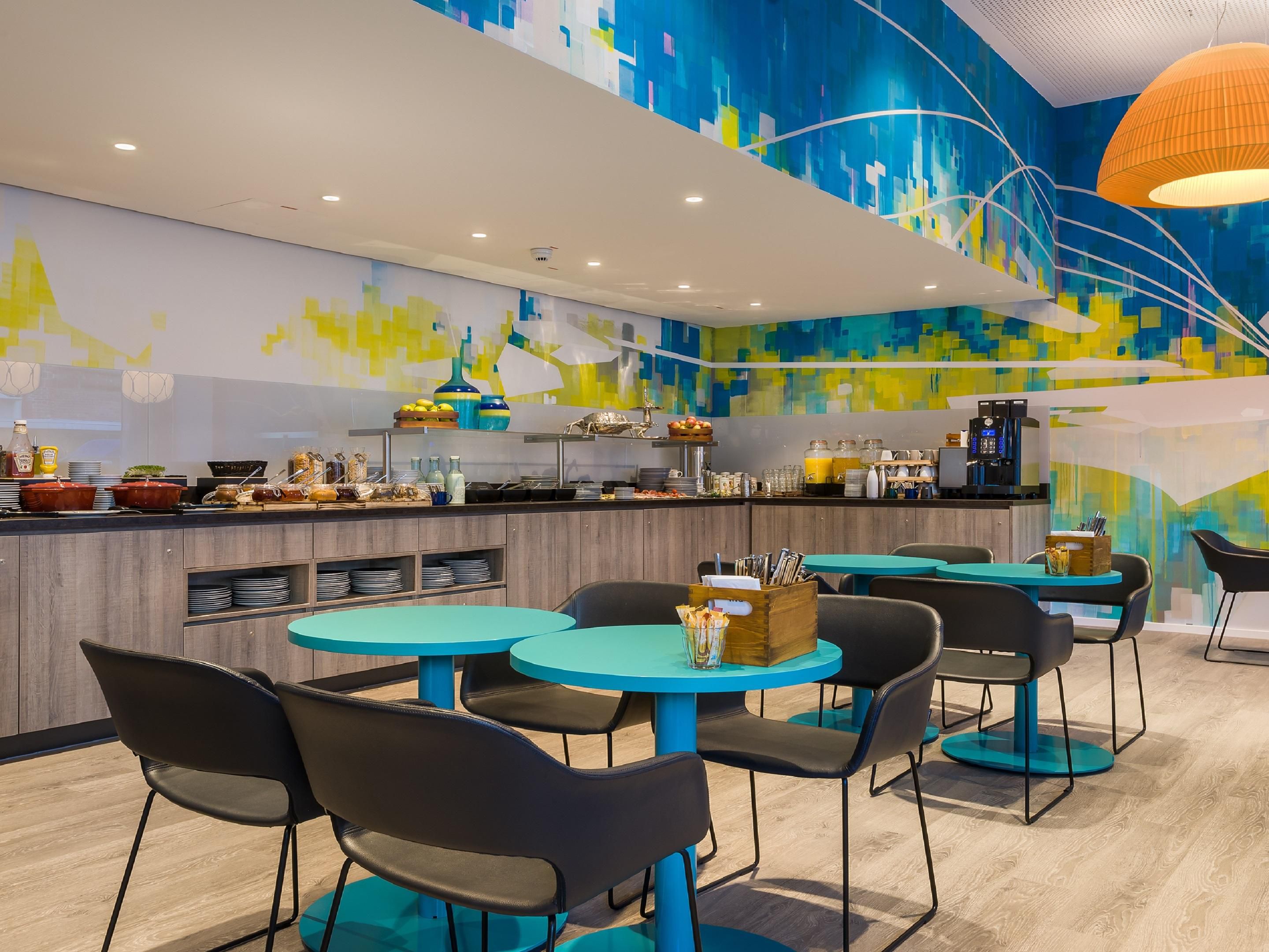 Das Holiday Inn – the niu, Welly Kiel ist der ideale Zwischenstopp für Ihre Reise nach Österreich, Bayern oder Skandinavien. Genießen Sie entspannte Nächte in modernen Zimmern, stärken Sie sich am vielfältigen Frühstücksbuffet und profitieren Sie von der zentralen Lage nahe Hafen und Autobahn – perfekt für Ihre Weiterfahrt.