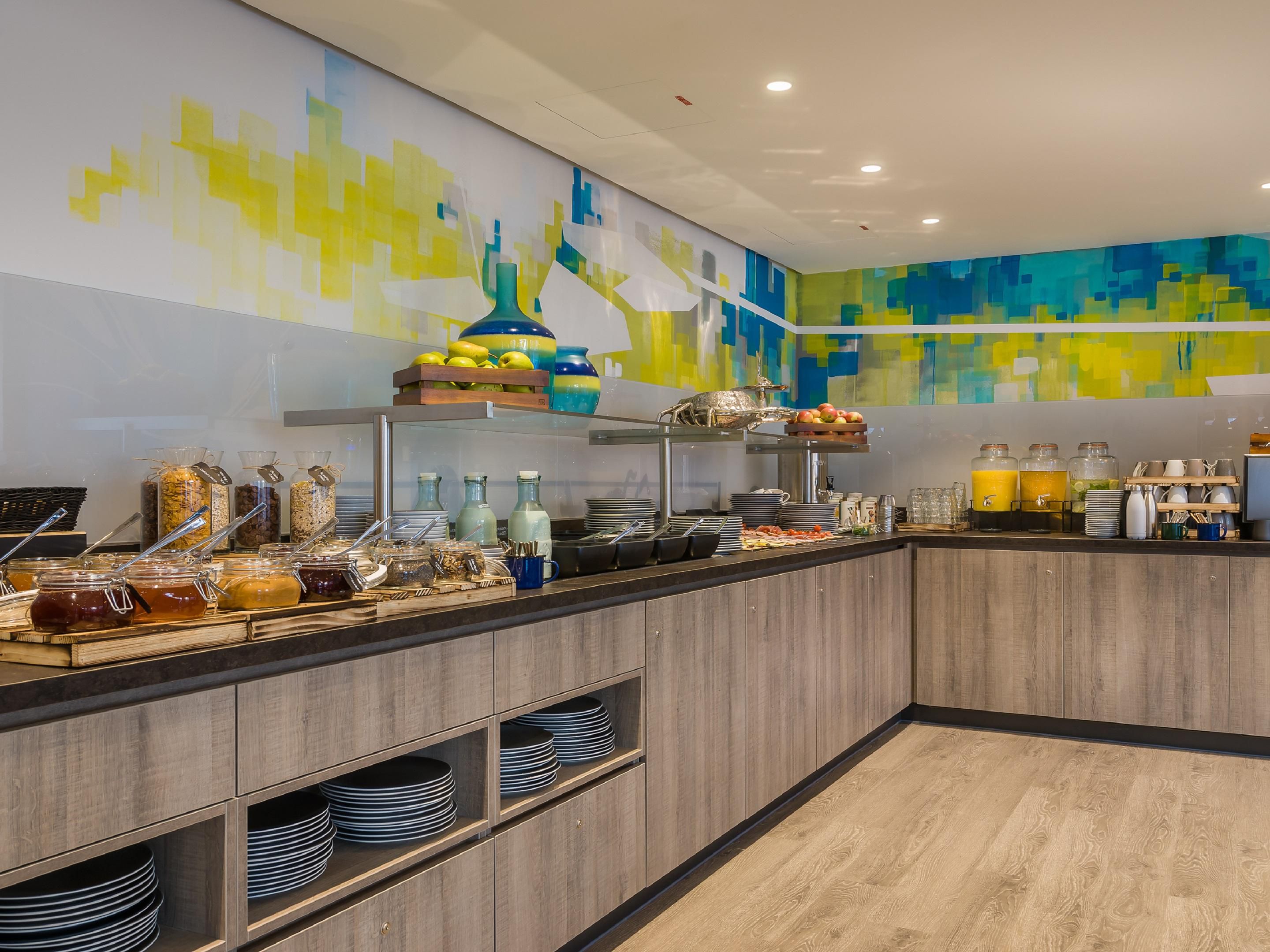 Start your day with our abundant breakfast buffet, offering a wide variety of options. From fresh pastries to hearty dishes, there’s something for everyone. Enjoy local specialties and seasonal treats in a relaxed atmosphere before heading out to explore Kiel or tackle your workday.
