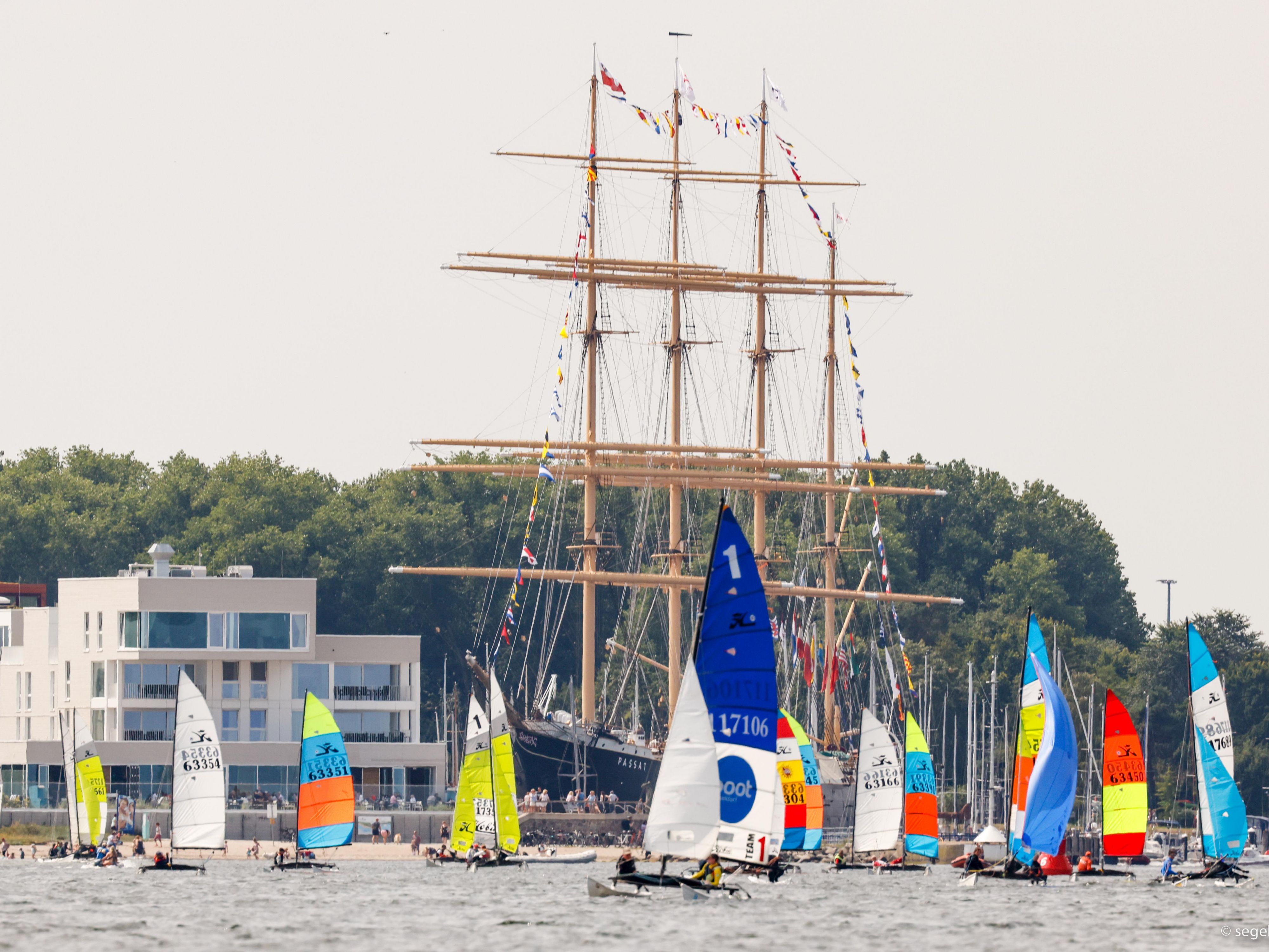Experience one of summer’s top maritime events: From July 18 to 27, the 136th Travemünder Woche brings world-class sailing and a vibrant festival to the Baltic Sea. Just 20 minutes by train from our hotel – with races, live music, food and fun for all.