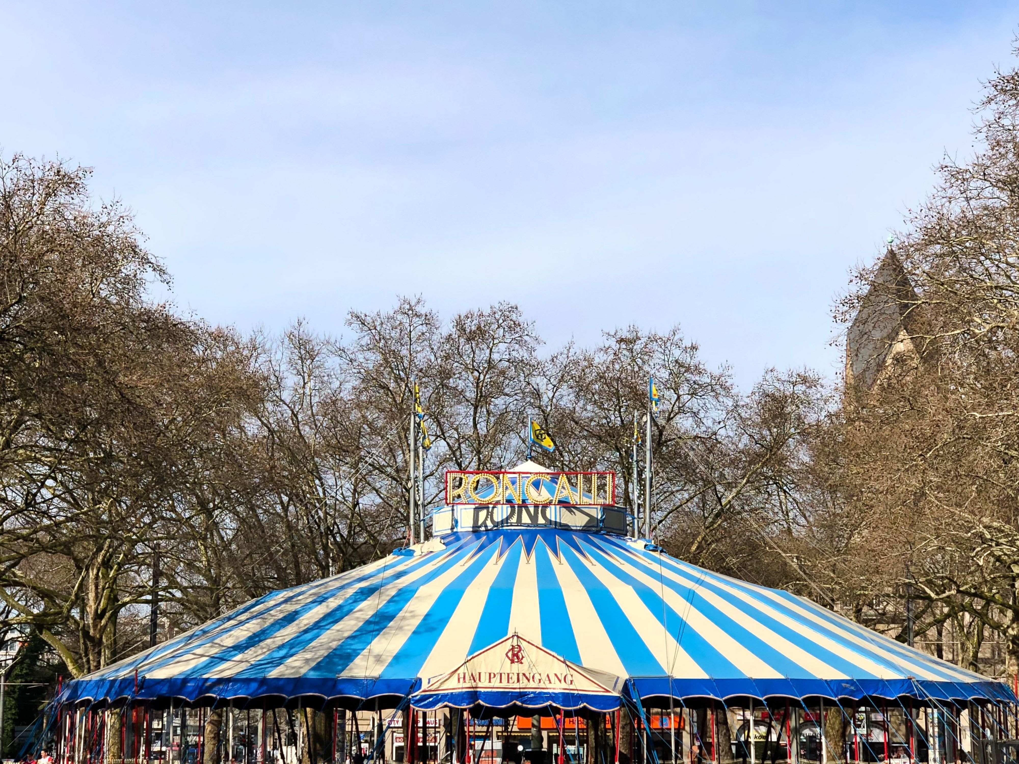 Magic meets art: Roncalli’s “ARTistART” show blends acrobatics, clowning, and tributes to artists like Frida Kahlo. Just 10 minutes on foot from our hotel. A poetic summer highlight full of wonder, charm, and circus magic in the heart of Lübeck.