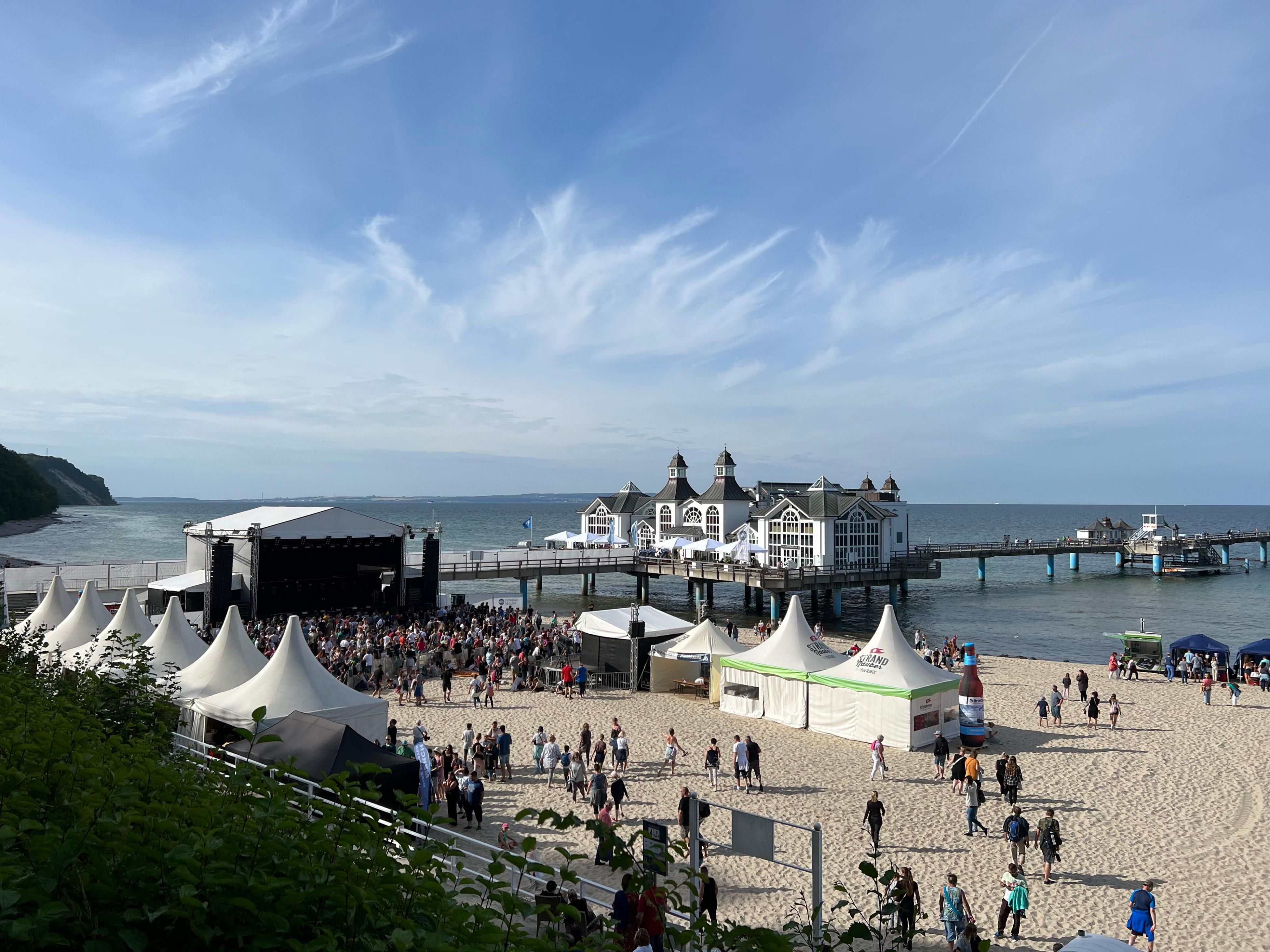 Experience the highlight of the Lübeck Bay! Stars am Strand brings torchlit walks, top live acts, and maritime festival vibes to Timmendorfer Strand. Big names like Samu Haber and Sarah Connor light up the stage. Just 20 min by train from our hotel!