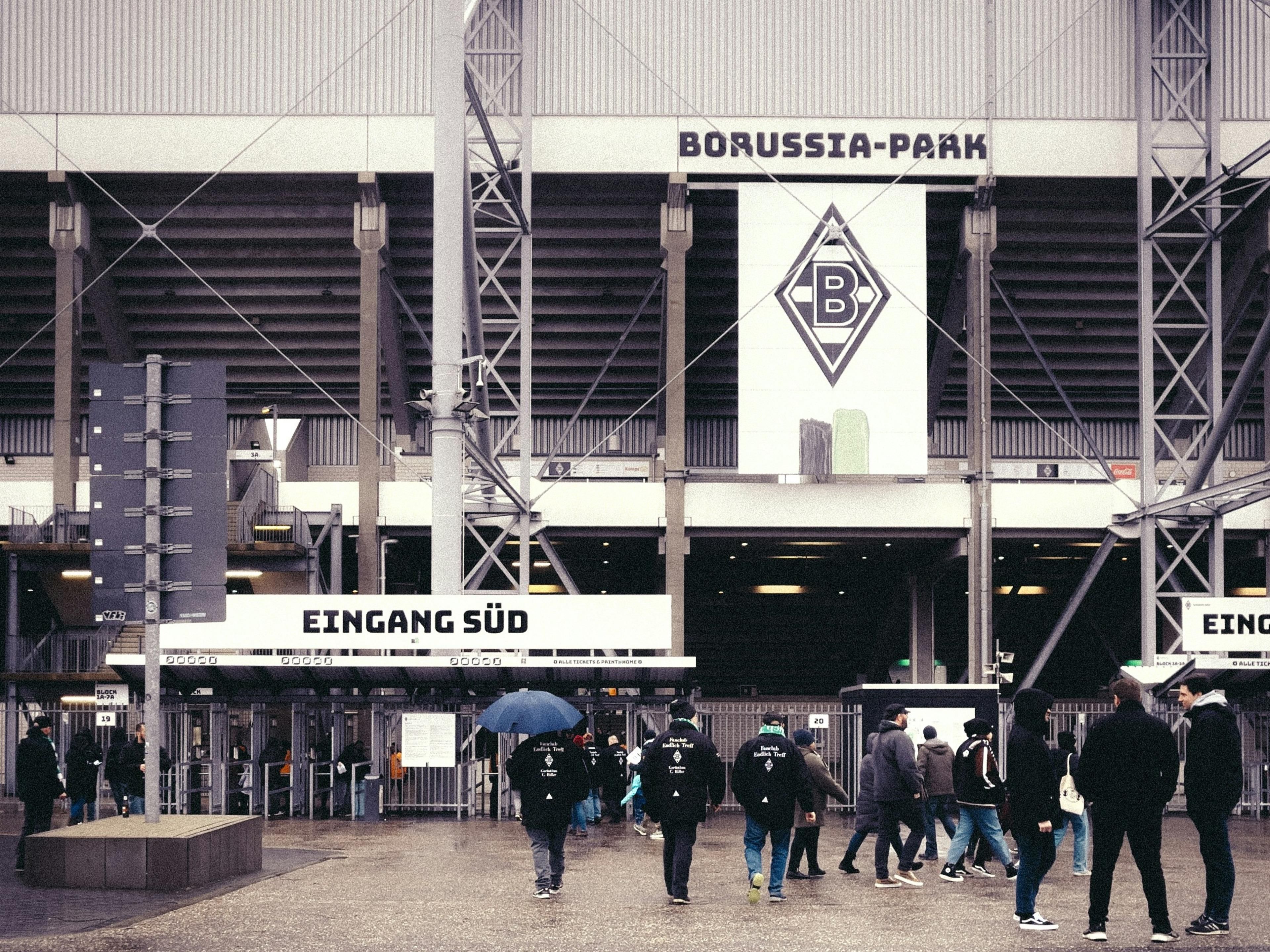 Experience the excitement of Borussia Park! Just a 10-minute drive or 20 minutes by public transport brings you to the home of Borussia Mönchengladbach. Feel the roar of 50,000 fans as top teams battle for victory or even the title – an unmissable football experience.