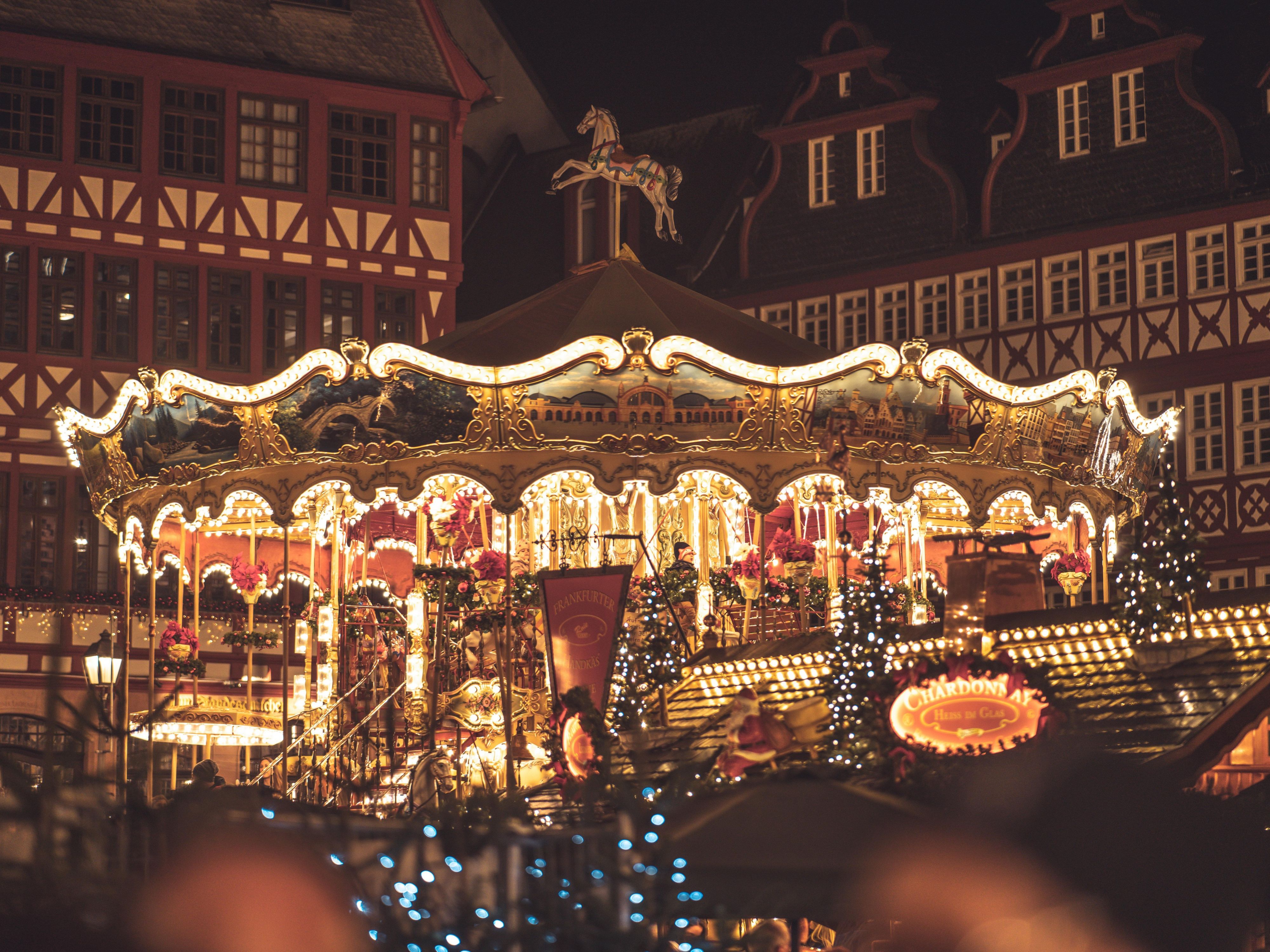 Explore the Christmas markets on Sonnenhausplatz, just 15 minutes on foot, or Hindenburgstraße, 10 minutes by public transport. Enjoy a sociable evening at the Elchbar, try ice stock curling, or skate on the ice rink. From seasonal treats to festive activities, Mönchengladbach offers joyful moments for everyone.