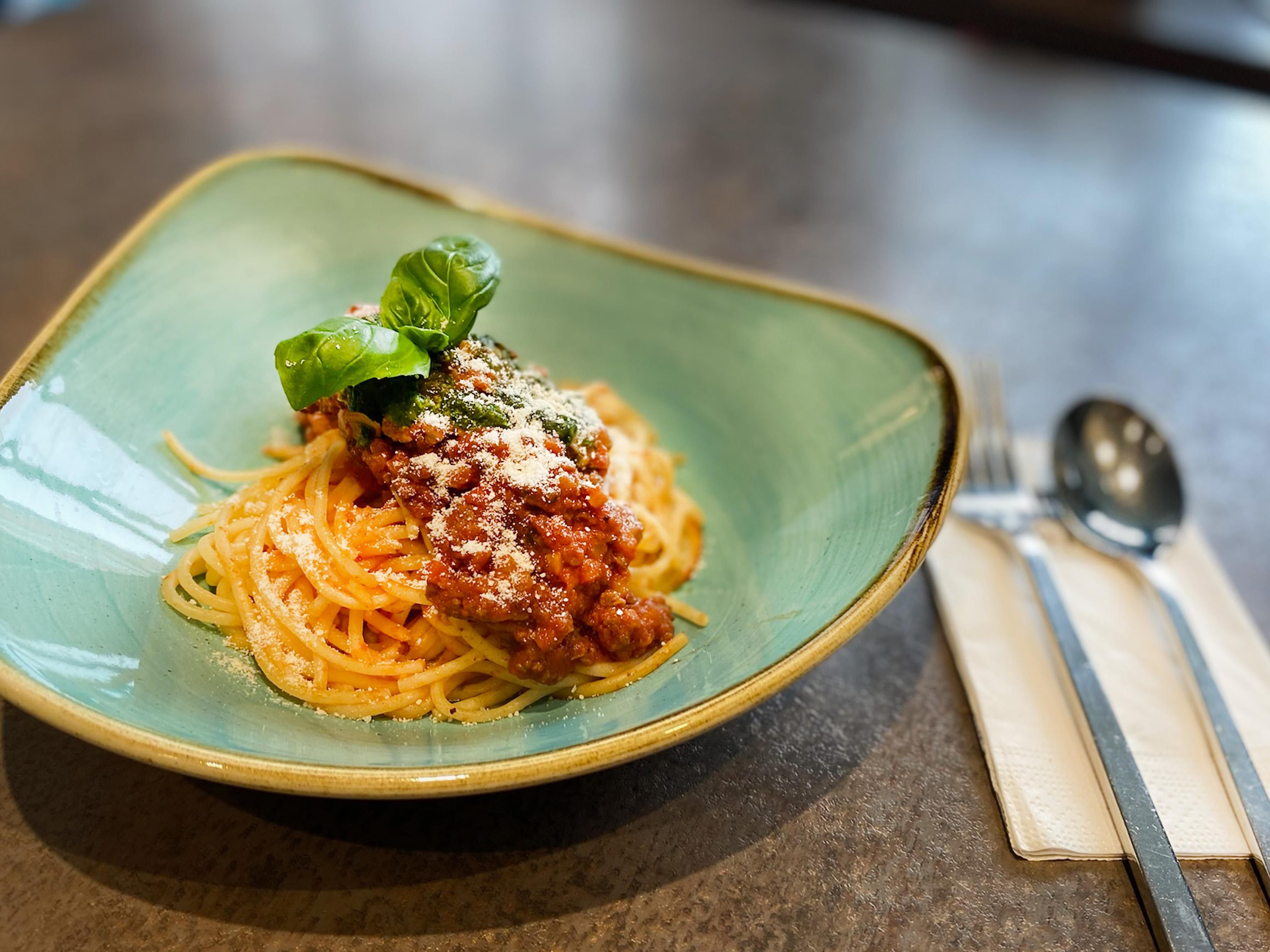 Discover tastes from across the globe right here in Mönchengladbach. From creamy Italian pasta to Swedish Köttbullar and spicy Indian Butter Chicken – our new bar menu brings the world to your table. Feeling hungry? Try the hearty Chili con Carne and top it off with a sweet treat. Your flavour journey starts here!