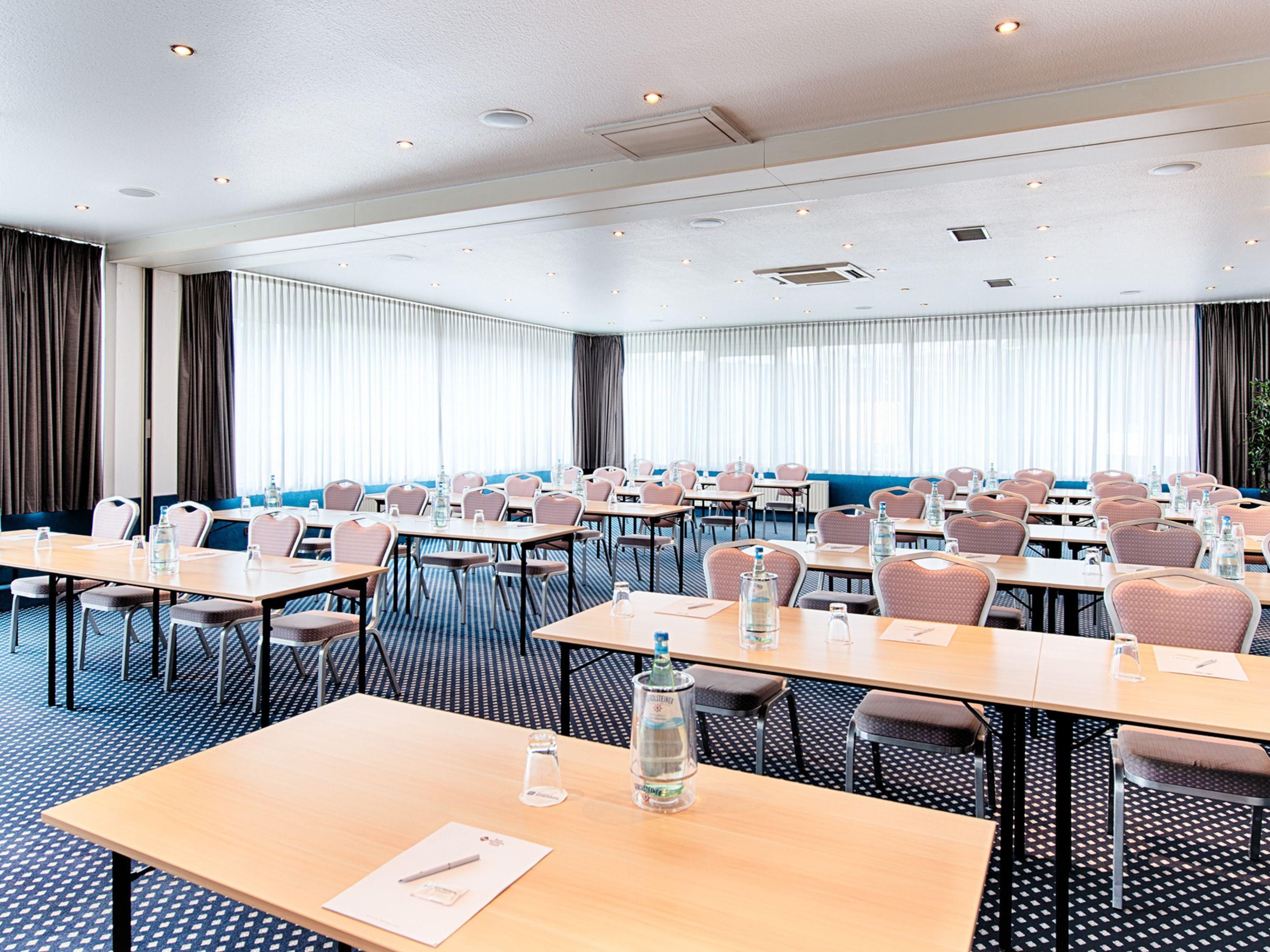 Our bright, spacious meeting room in Mönchengladbach can comfortably host up to 50 people. With plenty of natural light flooding in, this versatile room can be arranged in various layouts to suit your event needs. Perfect for workshops, presentations, or team gatherings in a convenient city centre location.