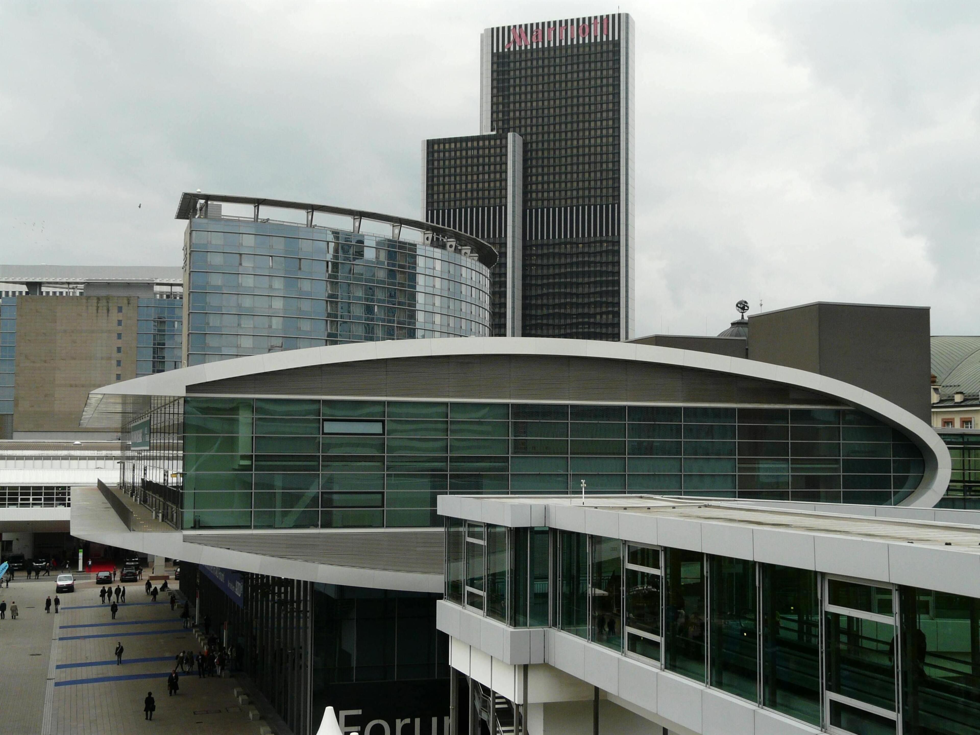 Frankfurt Trade Fair impresses with top events like the Book Fair, Ambiente, or Heimtextil. Stay in style and comfort at Holiday Inn – the niu Mood Mainz. With ideal public transport connections, you can reach the fairgrounds easily – ideal for business trips or a city getaway.