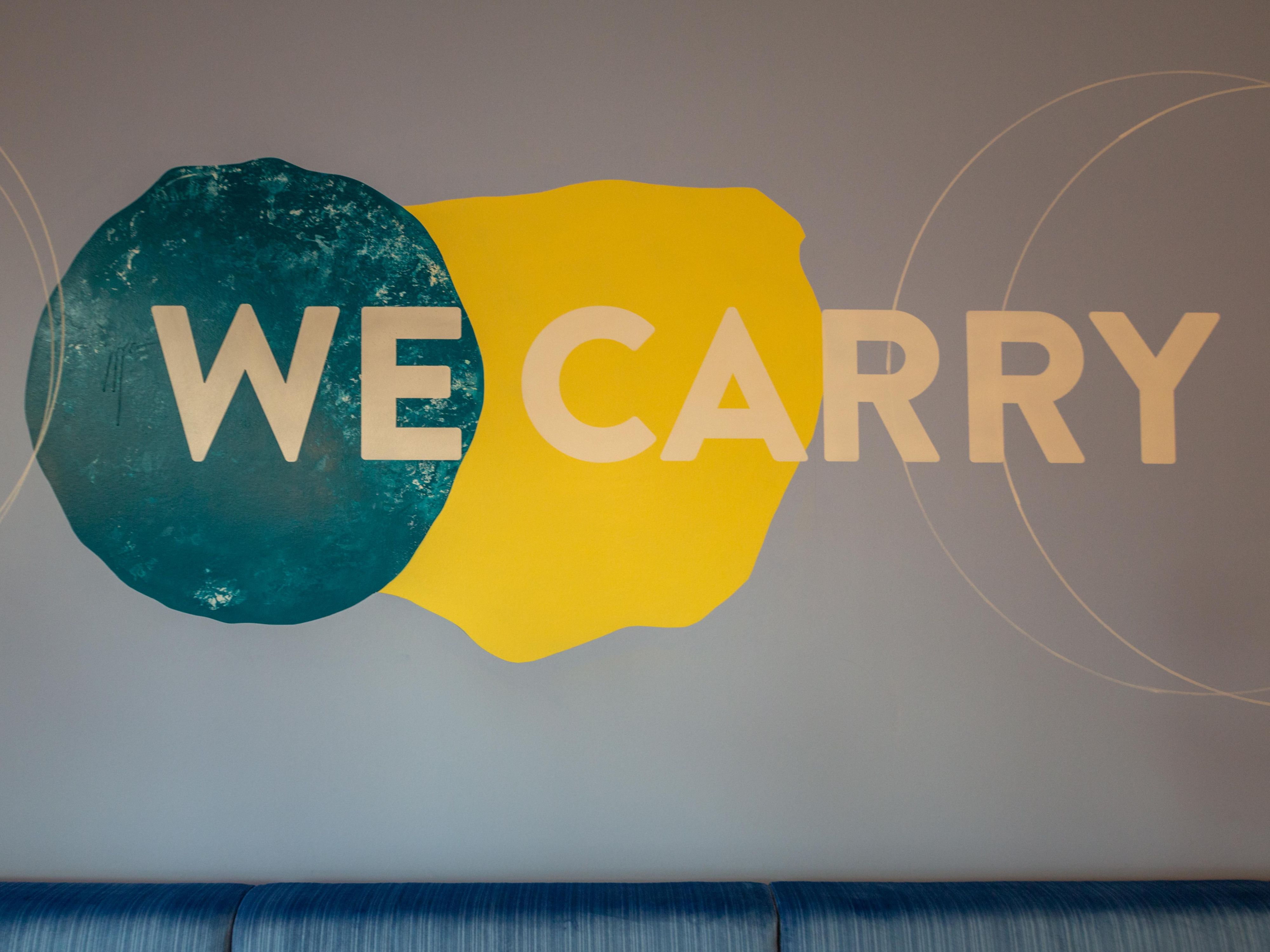 Henry J. Wintherberg’s exclusive murals infuse Holiday Inn - the the niu, Mood Mainz with urban flair and bold expression. The Mainz artist experiments with oil, acrylics, pigments and print techniques. Layered forms, monochrome centres and vivid strokes turn each piece into a striking, immersive visual experience. Admire them during your stay!