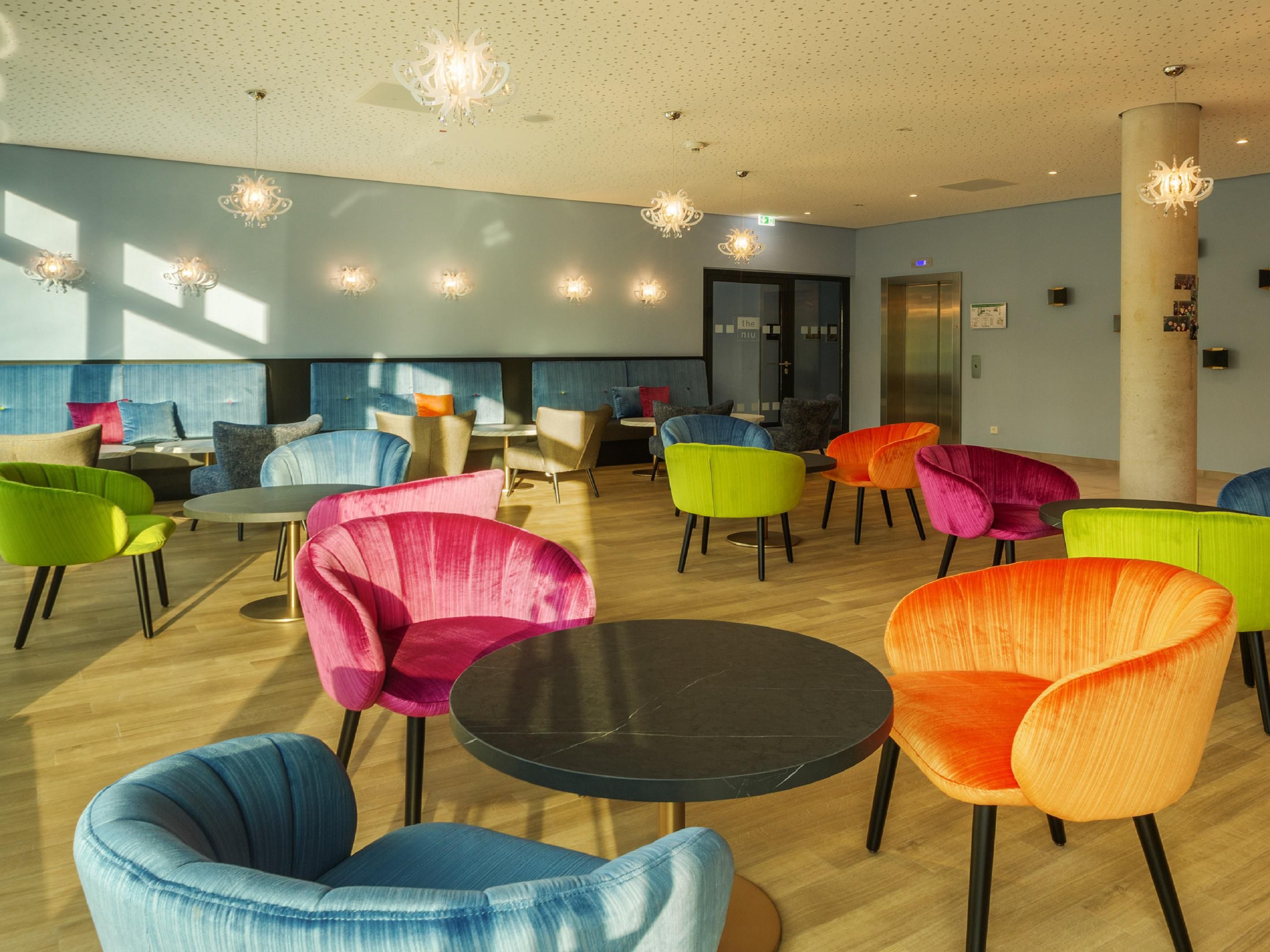 Here, the joie de vivre of the people of Mainz is reflected in bright colors and baroque motifs. A mix of traditional forms and modern abstraction creates a colorful interior. The playful design of the lobby and the works of art by Henry J. Wintherberg convey urban flair and wow moments.
