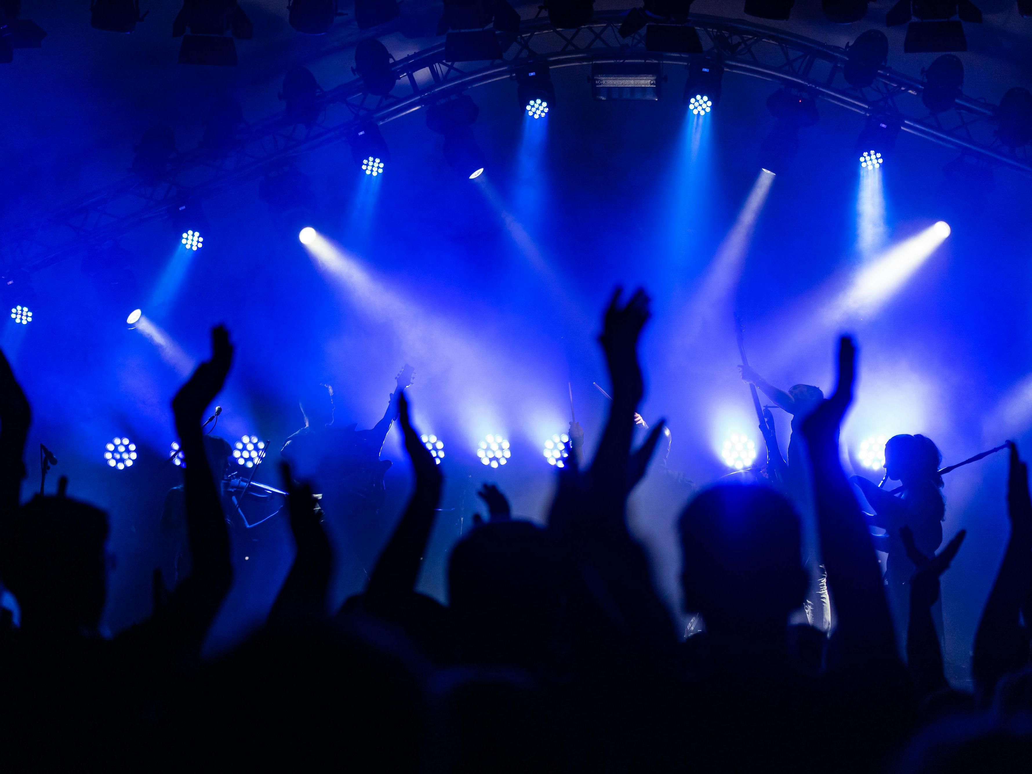 Enjoy the perfect hotel location, just a short walk from Olympiapark for concerts and events. Munich city centre is easily accessible by public transport. Allianz Arena, home of FC Bayern Munich, is also within easy reach. Ideal for city breaks, events, and football fans!
