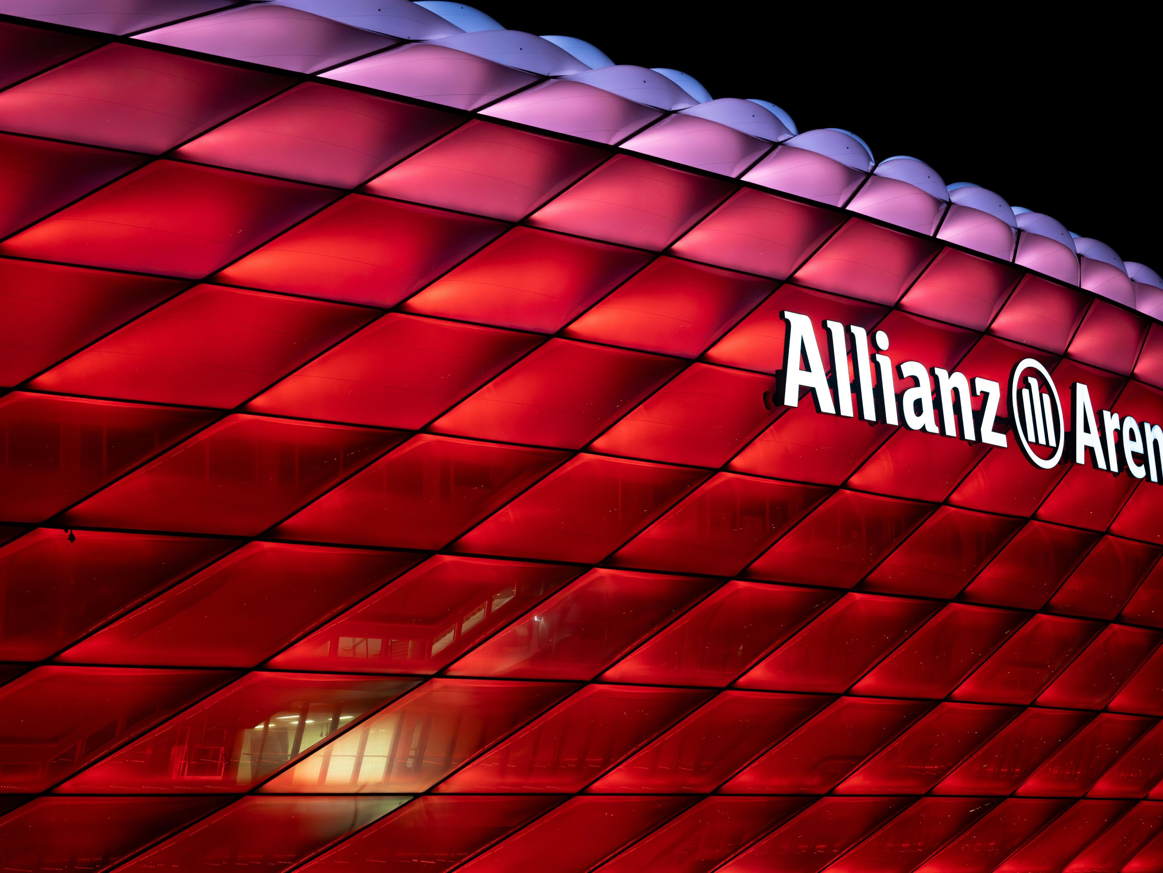 Dank unserer zentralen Lage in München erreichen Sie schnell alle wichtigen Sehenswürdigkeiten wie den Olympiapark, die Allianz Arena, das Stadtzentrum oder das BMW Museum. Die hervorragende Anbindung an die U-Bahn und Autobahnen macht das Reisen unkompliziert – ideal für Geschäftsreisende und Urlauber.