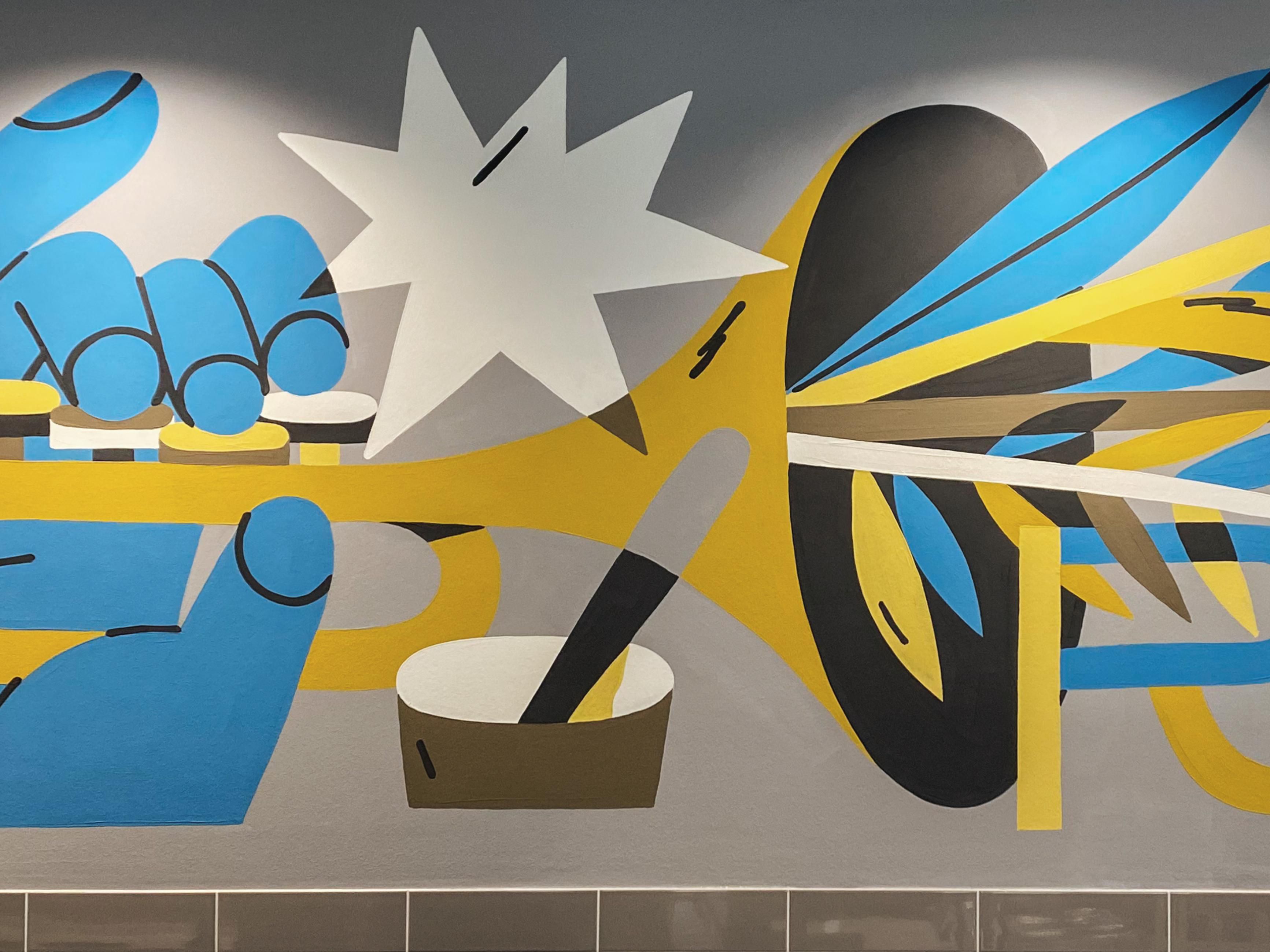 Music sets the visual tone. Inspired by brass band instruments, playful art pieces transform trumpets, tubas and horns into lamps, shelves and bold wallpaper motifs. Brass becomes the star performer—turning folk tradition into witty, contemporary art that surprises at every turn and adds character throughout our design hotel.