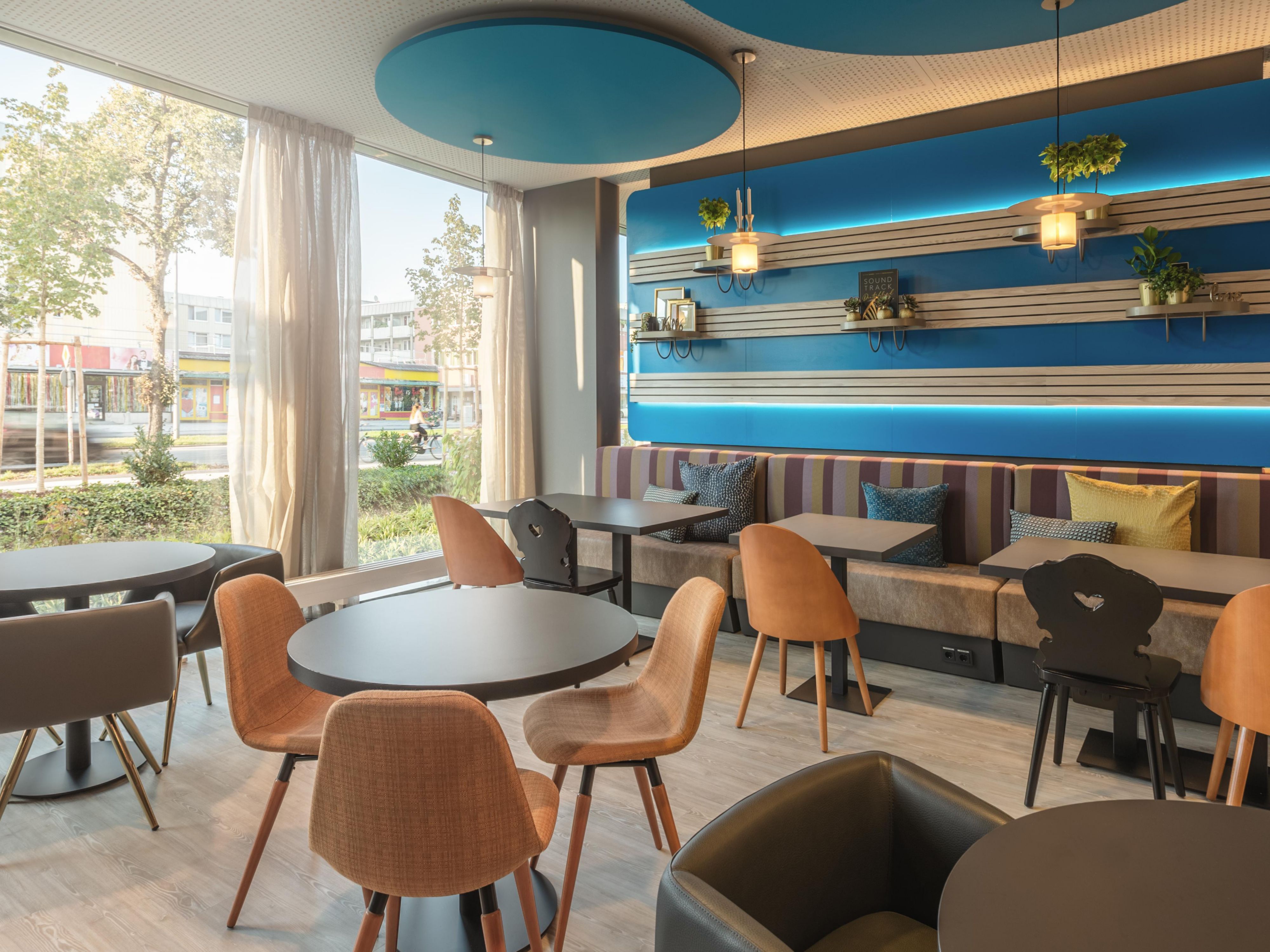 The Living Lobby is cosy, bright and super inviting - perfect for simply switching off or using it as a co-working space and productive work. There are plenty of power sockets and USB ports and, of course, free WiFi. No matter whether you simply want to retreat, have a relaxed get-together with others or do some networking.