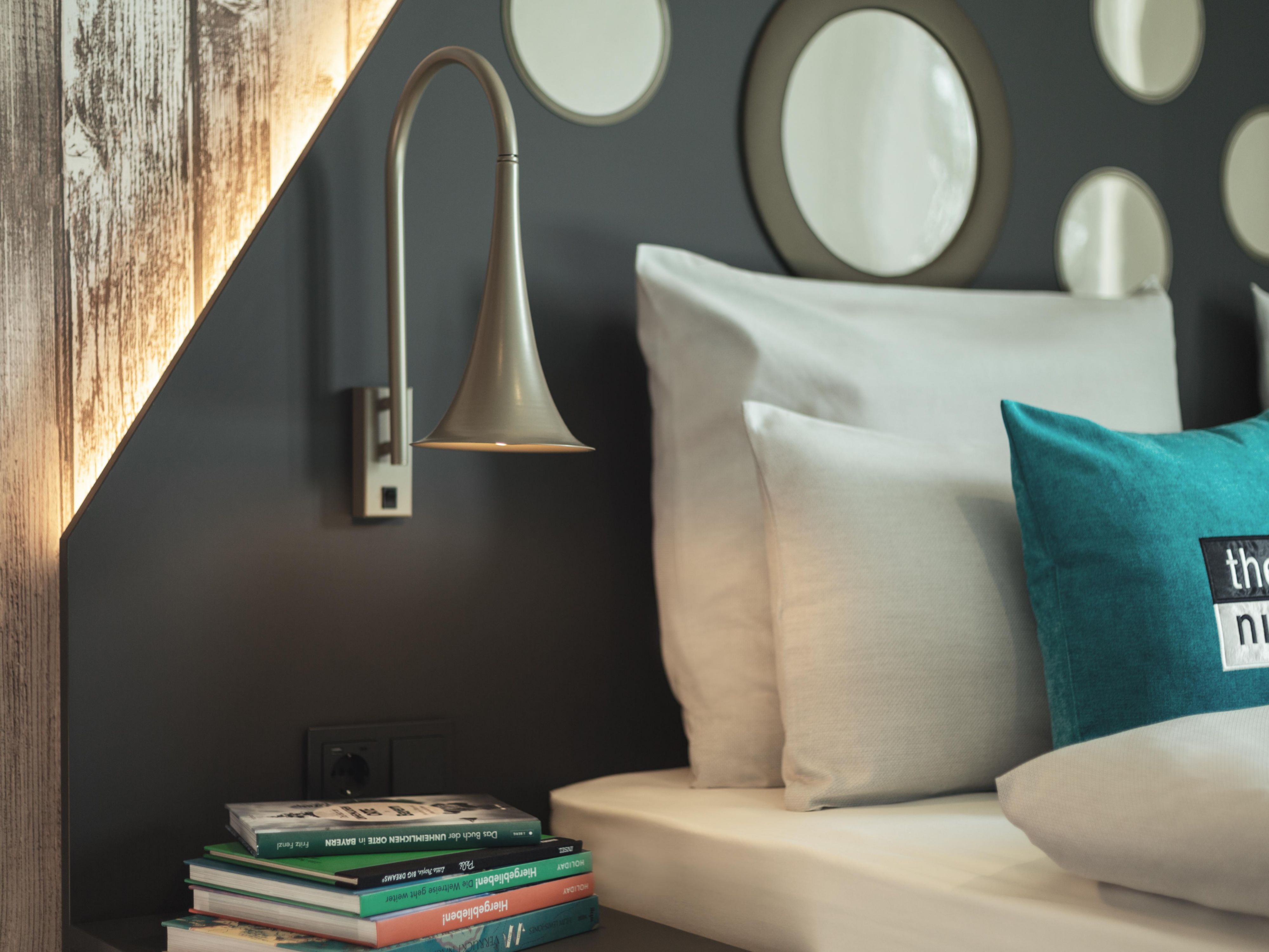 A cosy oasis where tradition meets today. Warm woods, concrete, natural textures and a calm grey-blue palette create a relaxed, welcoming atmosphere. Smooth and rough surfaces play together effortlessly, turning the spacious living lobby into a modern take on the classic Wirtshaus tavern, perfect for unwinding and meeting friends.