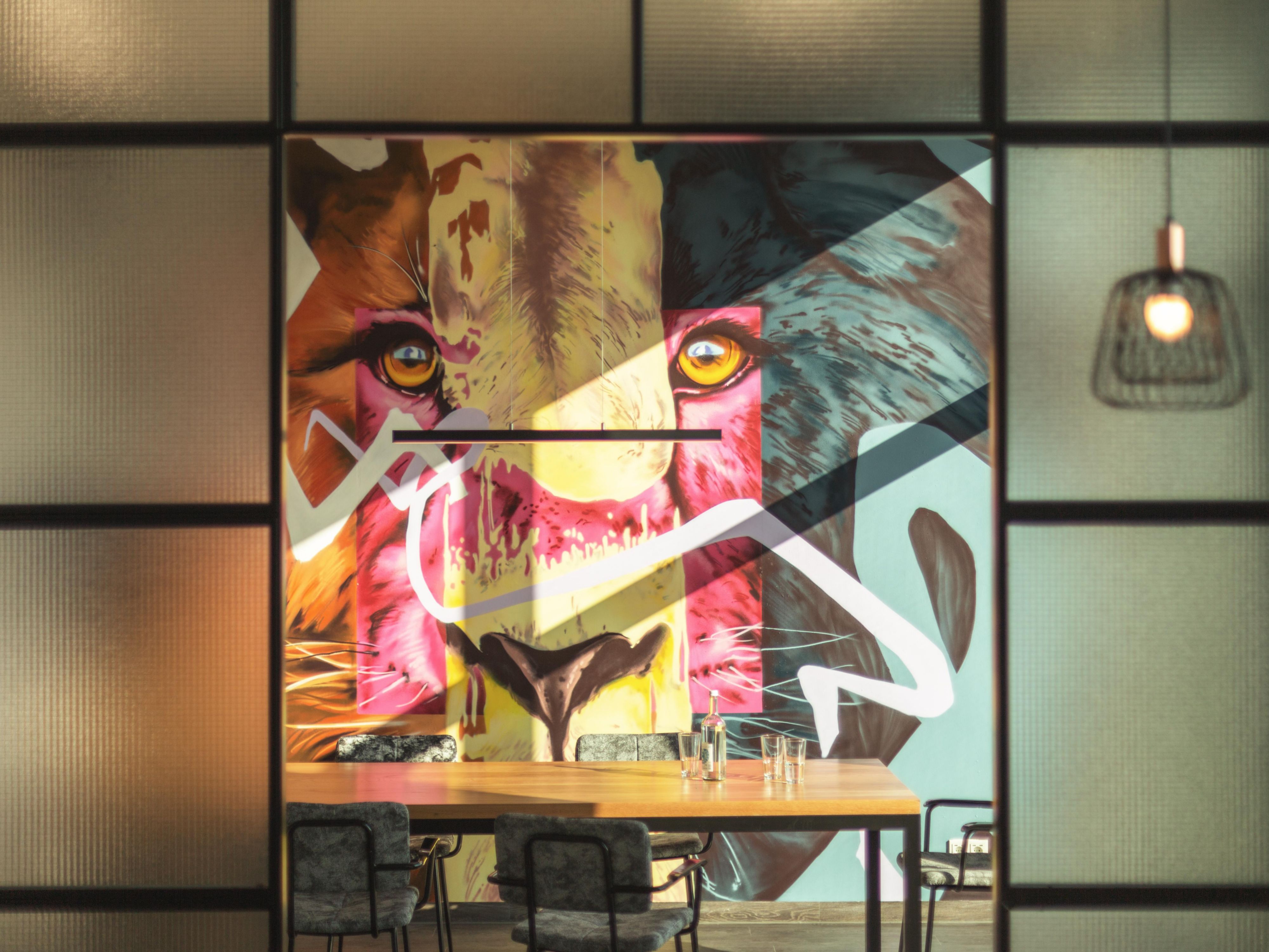 The design concept combines majestic nonchalance with smart design. Julian Vogel, a well-known street artist from Nuremberg, has brought art into our hotel. The rooms are characterised by warm wood tones and robust interior elements that create a feeling of Franconian cosiness. Lion motifs are present throughout the hotel and invite you to explore.