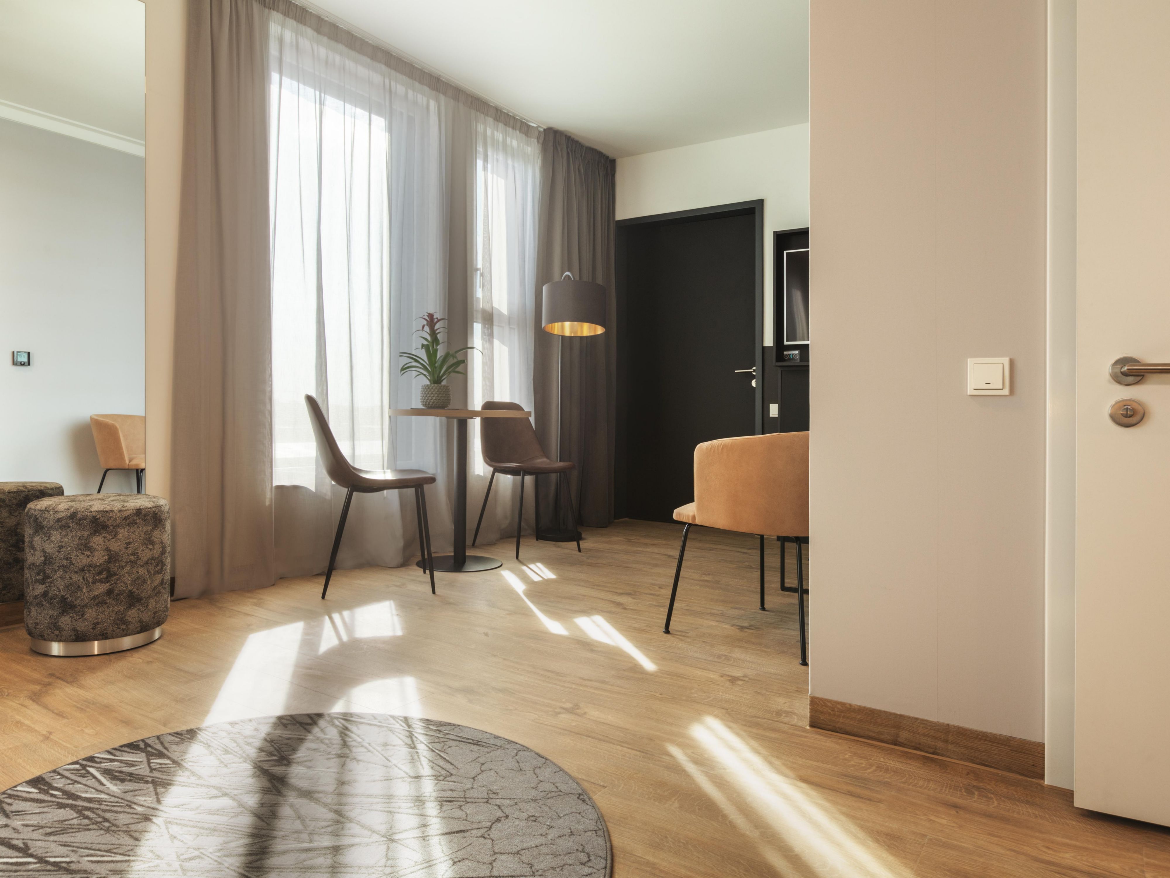 Our Premium Rooms offer added convenience for more independence. Enjoy a kitchenette equipped with a fridge, sink, and microwave (hobs without cooking function). A Jacobs coffee machine with a capsule flat rate is included. Kettles are available for rent at an additional charge.