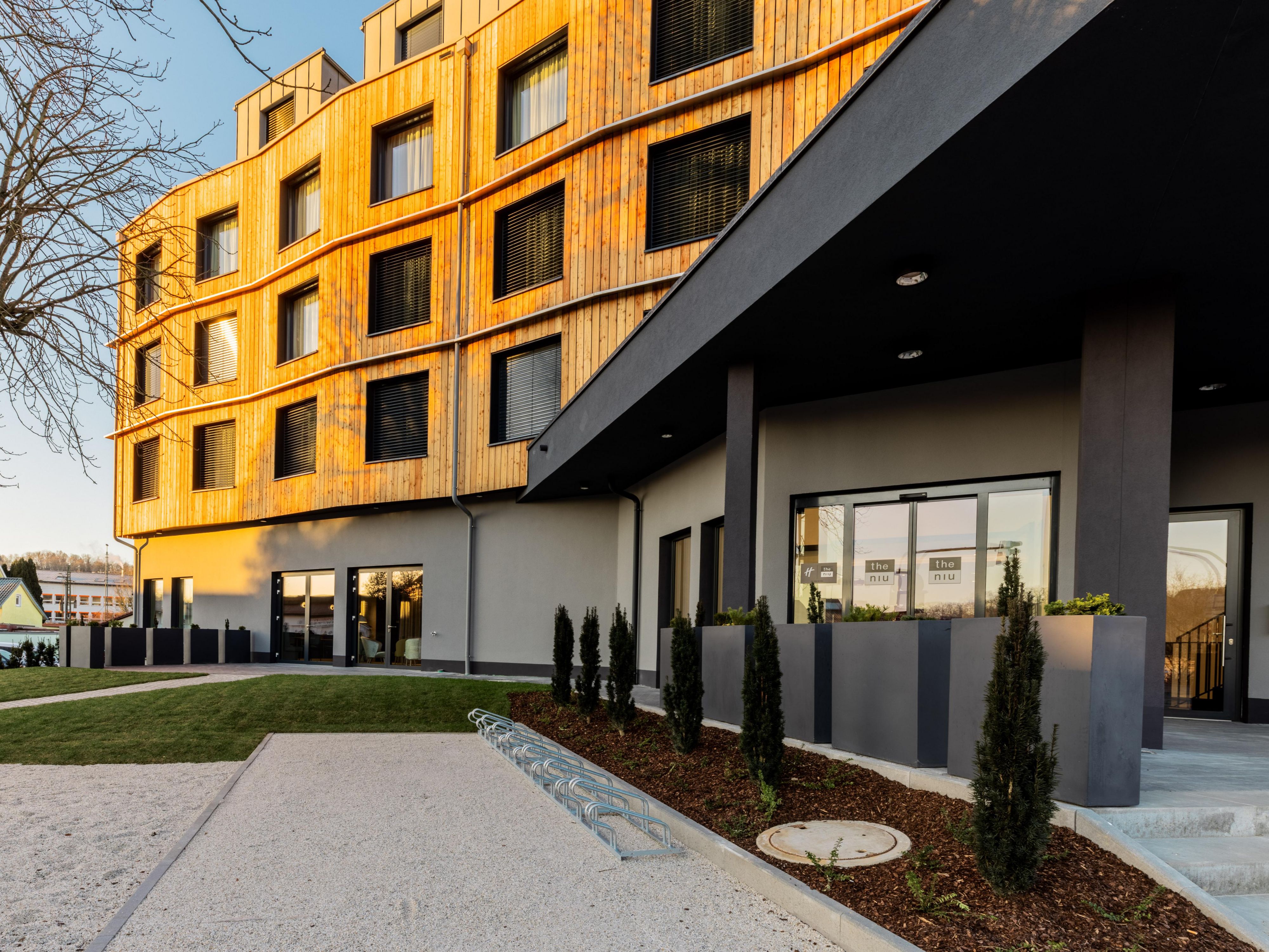 Just steps from the train station – our hotel is the ideal base to explore Passau. Whether it’s the old town, the Danube, or major sights – everything is just a few stops away by bus or train.