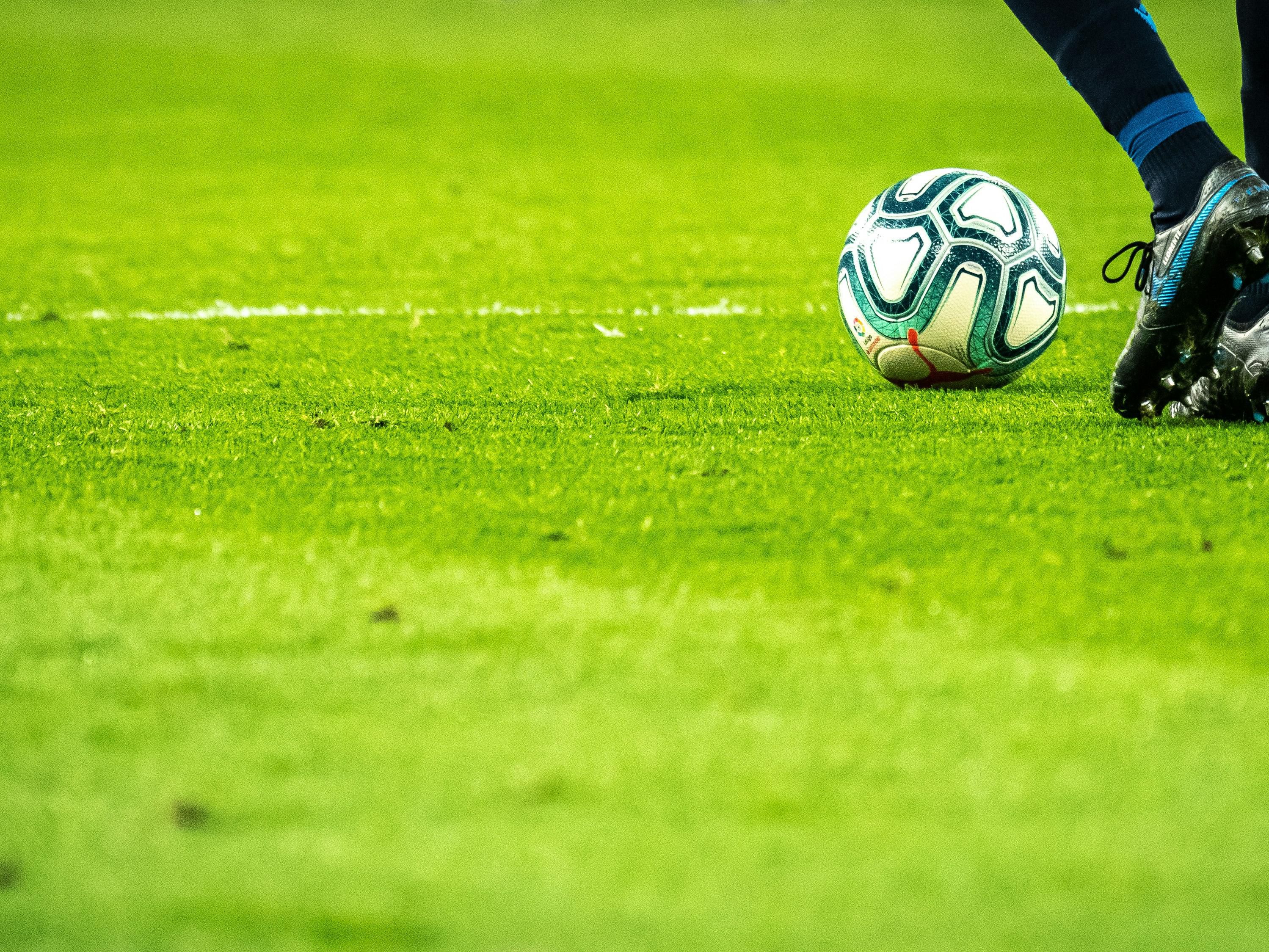 On May 24, the grand DFB Cup Final takes place at Berlin’s Olympiastadion! Instead of expensive and fully booked hotels in the capital, enjoy more comfort, better rates, and a relaxed atmosphere in Potsdam. With a direct train connection from Potsdam Central Station, you’ll reach the stadium in no time. Book early – it’s worth it!