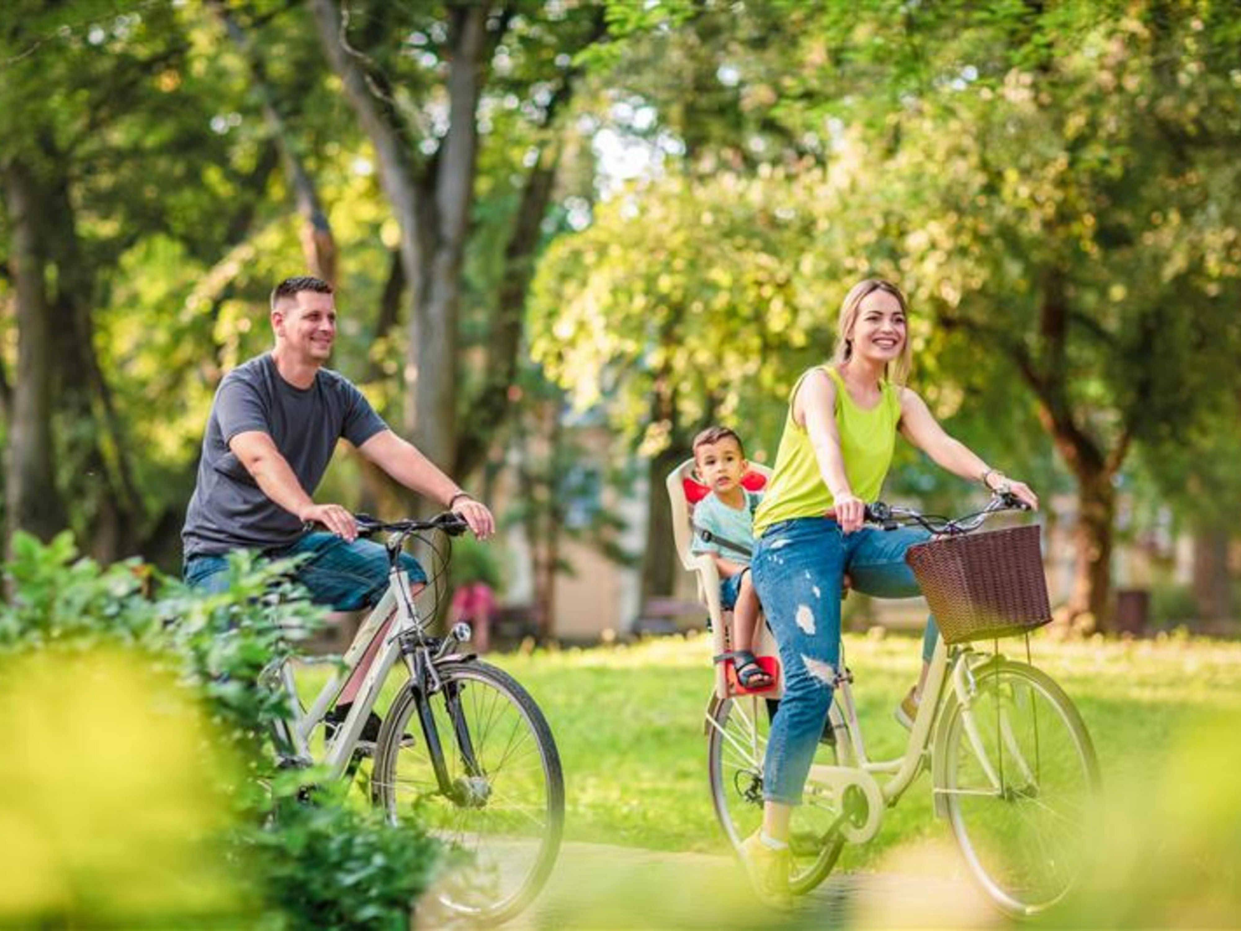 The Holiday Inn - the niu, Sparrow Regensburg is a great choice for cyclists, offering easy access to scenic bike tours. With a secure bike cellar, guests can store their bikes safely while enjoying the region and planning their next ride.