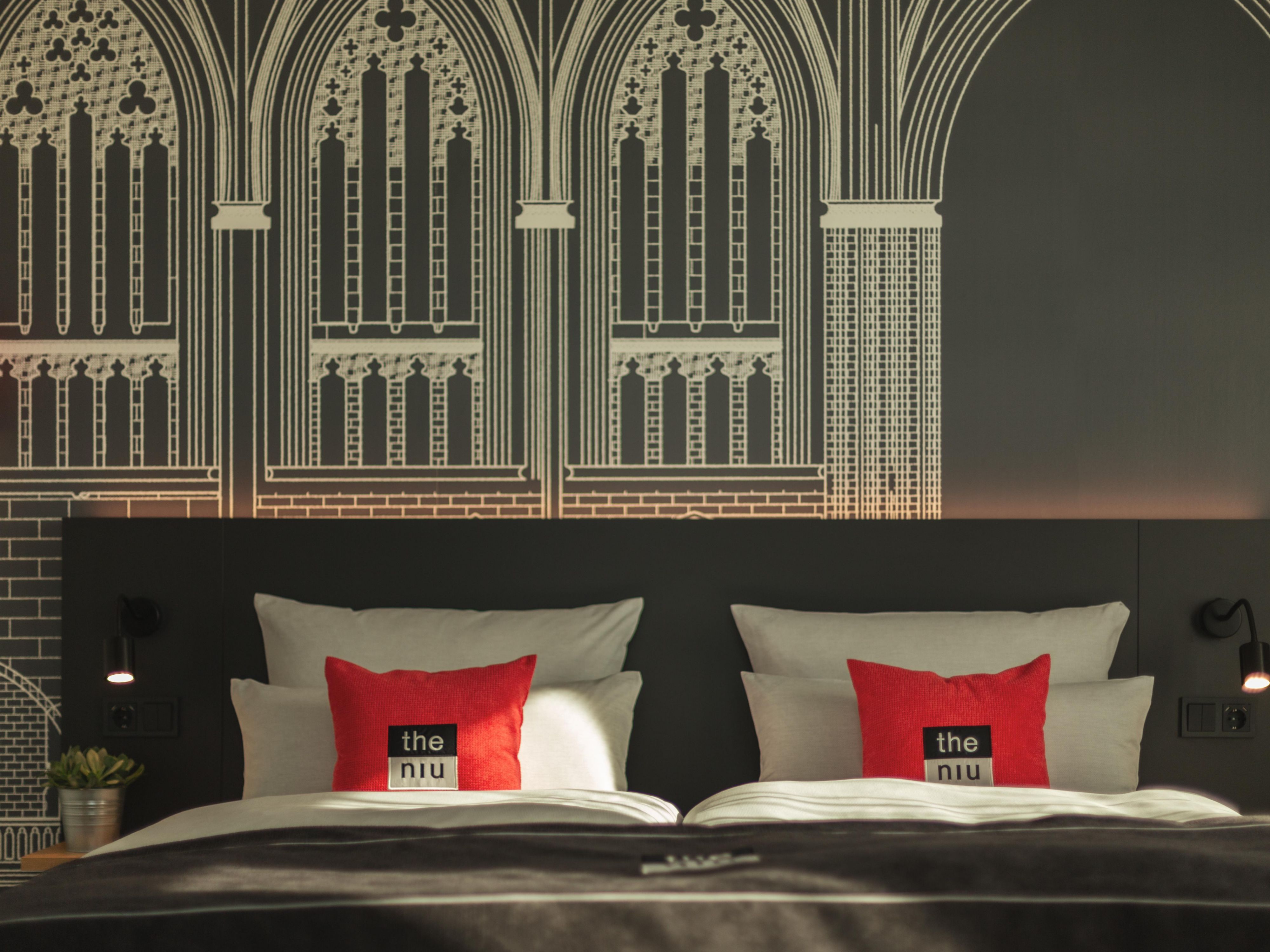 Purist, refined, and effortlessly cool, our design hotel blends local inspiration with a unique design signature. Antique-modern and rustic-luxury elements mingle in the Living-Lobby, with brass, dark wood, and leather contrasting Scandi interiors. Red accents throughout echo Regensburg’s city crest, adding subtle elegance to every corner.