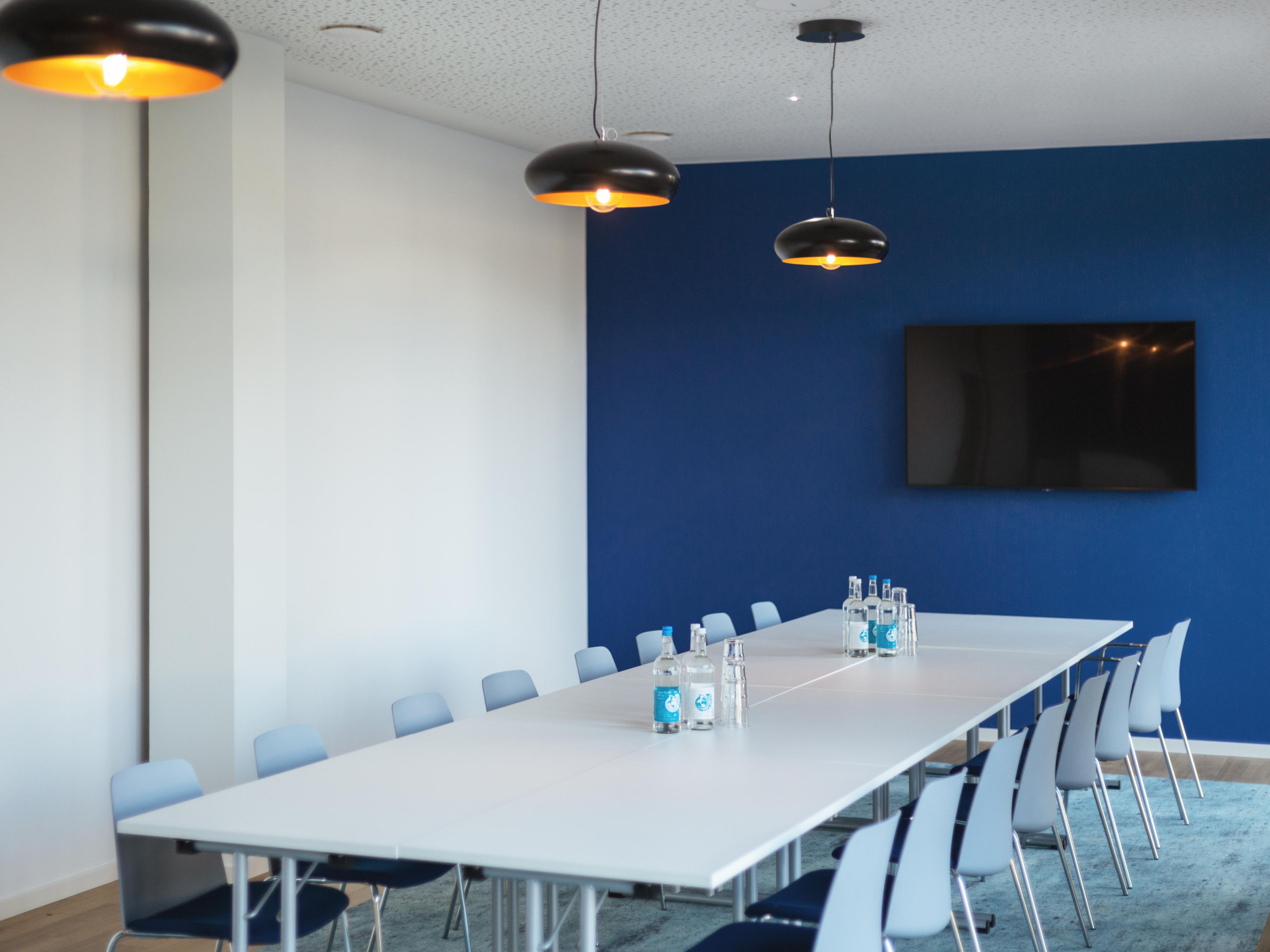 Discover the perfect setting for your next business gathering or special event in our state-of-the-art meeting rooms. Designed with versatility and comfort in mind, our spaces can accommodate everything you need. Book your meeting room today and experience a blend of comfort, convenience, and professionalism.