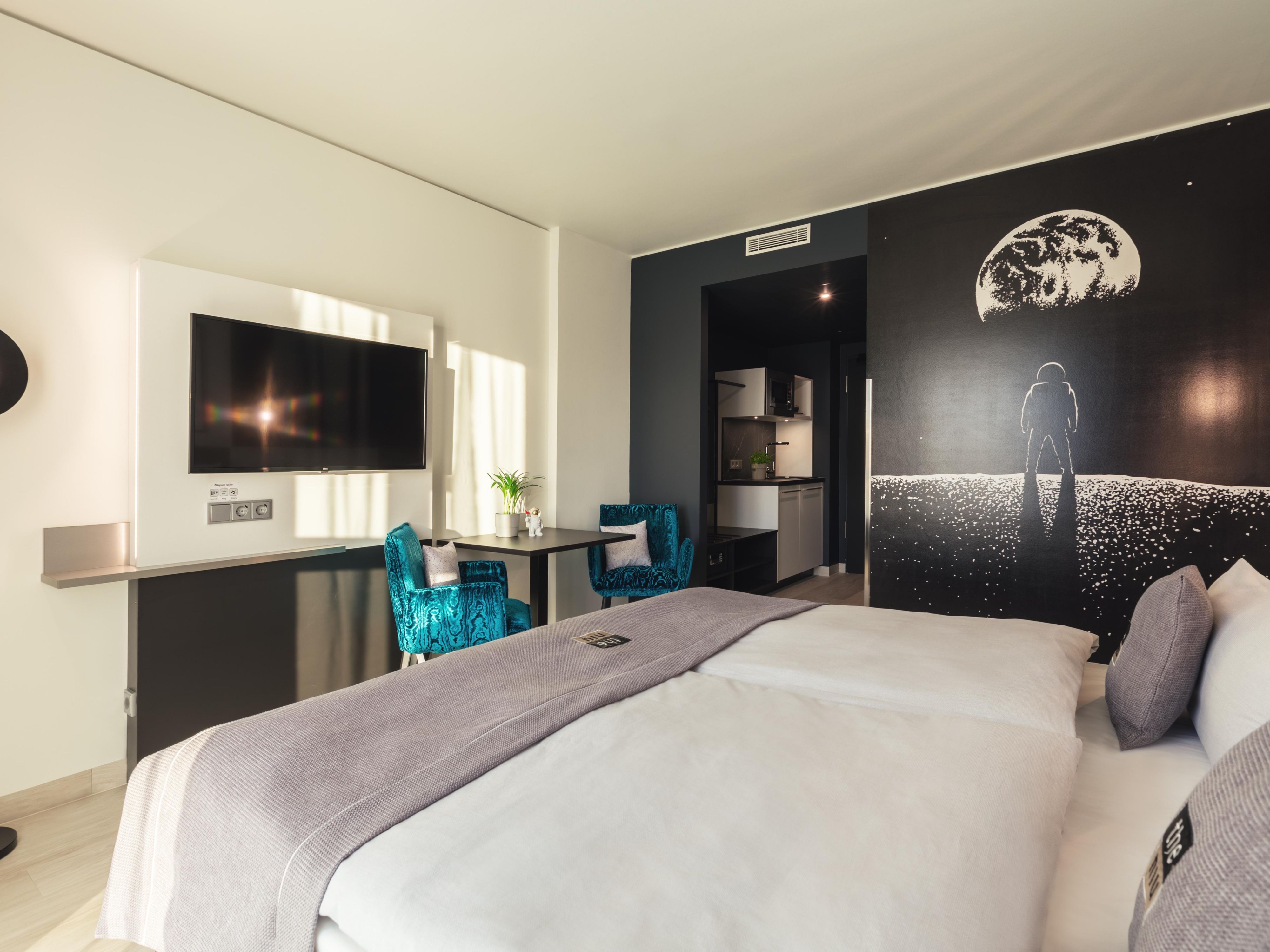 Do you like listening to your favourite radio station, your own playlist or the latest news in the morning? Then simply connect your smartphone to the bluetooth-box in your room. After all, your own wake-up routine is still the best.