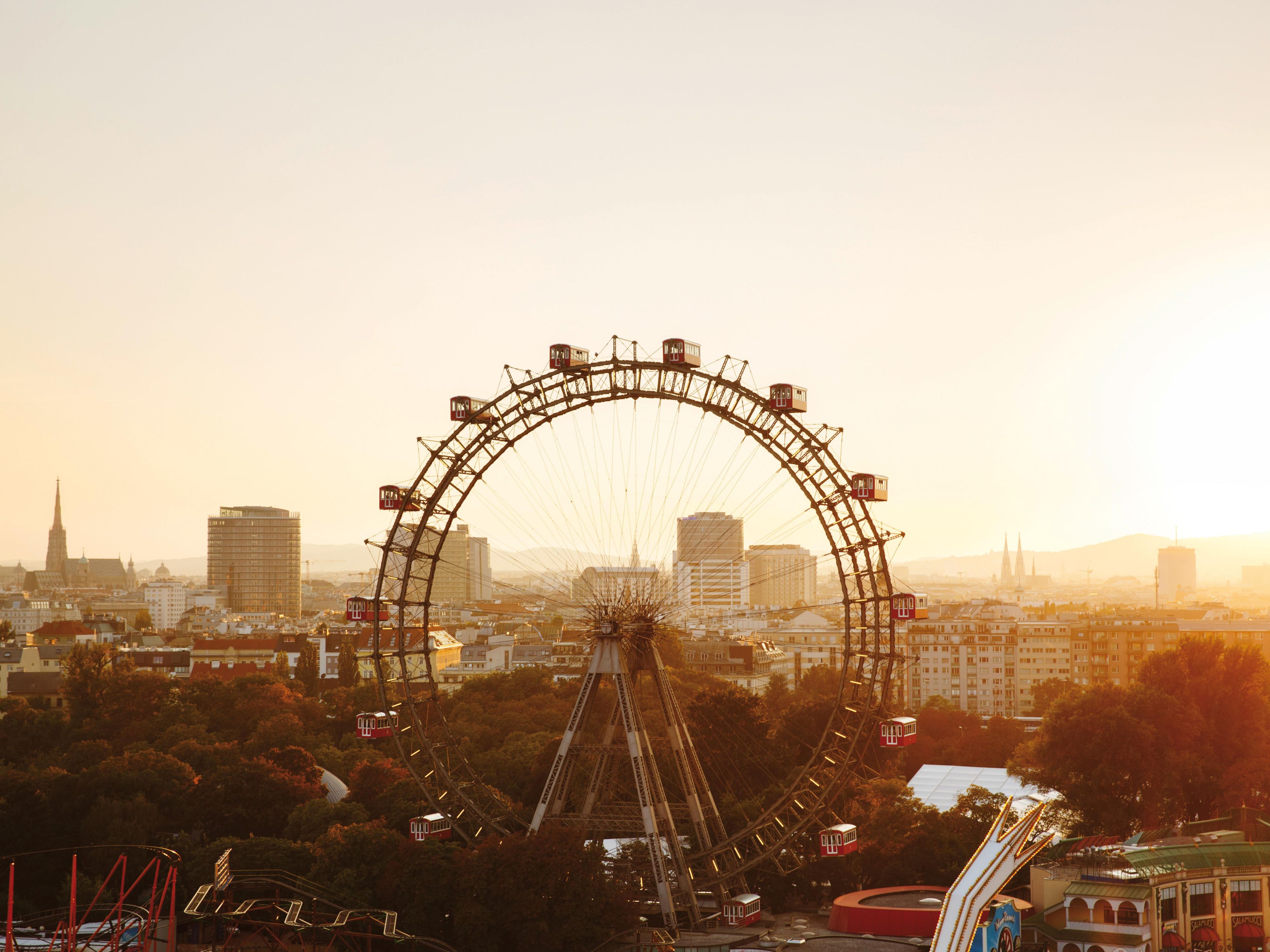Save 20% on Giant Ferris Wheel tickets when you buy them directly at the hotel. You can also purchase the Vienna Welcome Card at the reception – for free public transport and discounts across the city. Enjoy Vienna more affordably and comfortably!