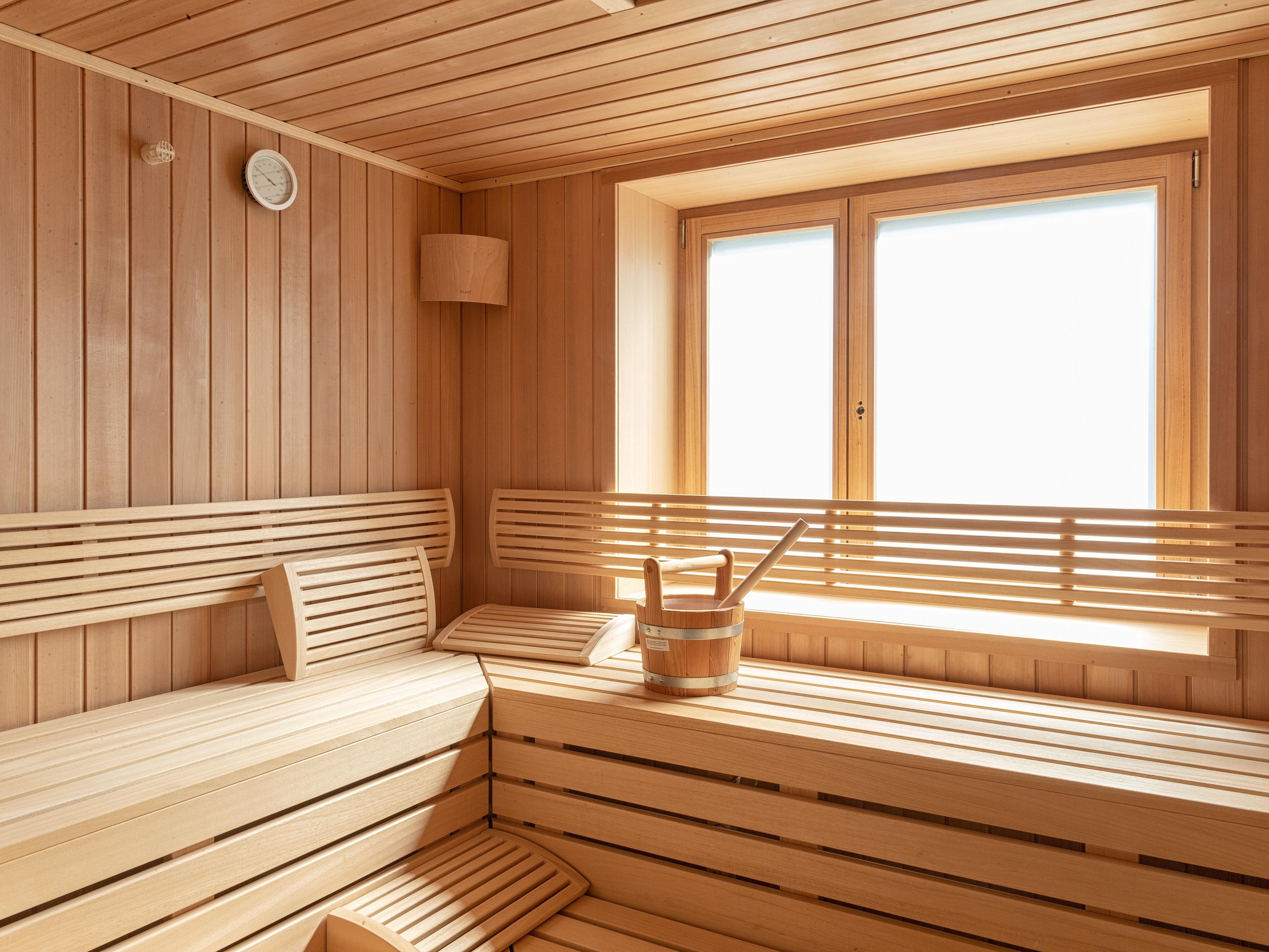 Leave daily stress behind and enjoy soothing warmth in our modern sauna. Whether after an active day or simply to unwind – our stylish wellness area is the perfect place to relax and recharge.
