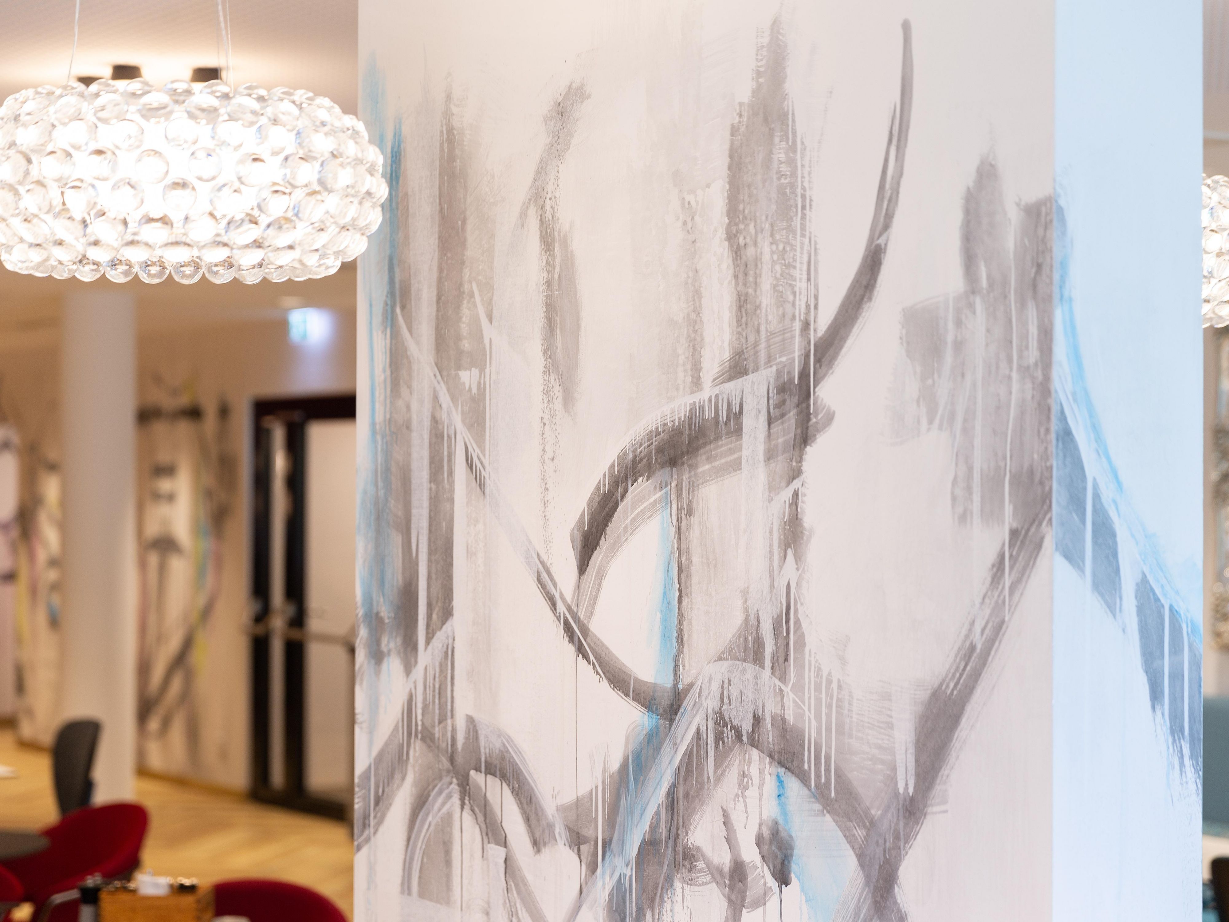 At the Holiday Inn, the niu Franz, imperial elegance meets modern lifestyle. With playful details, royal colors and a dash of “Wiener Schmäh”, the design blends history and humor. From baroque mirrors to contemporary art, every corner tells a story – inviting you to relax, smile and experience Vienna in style.