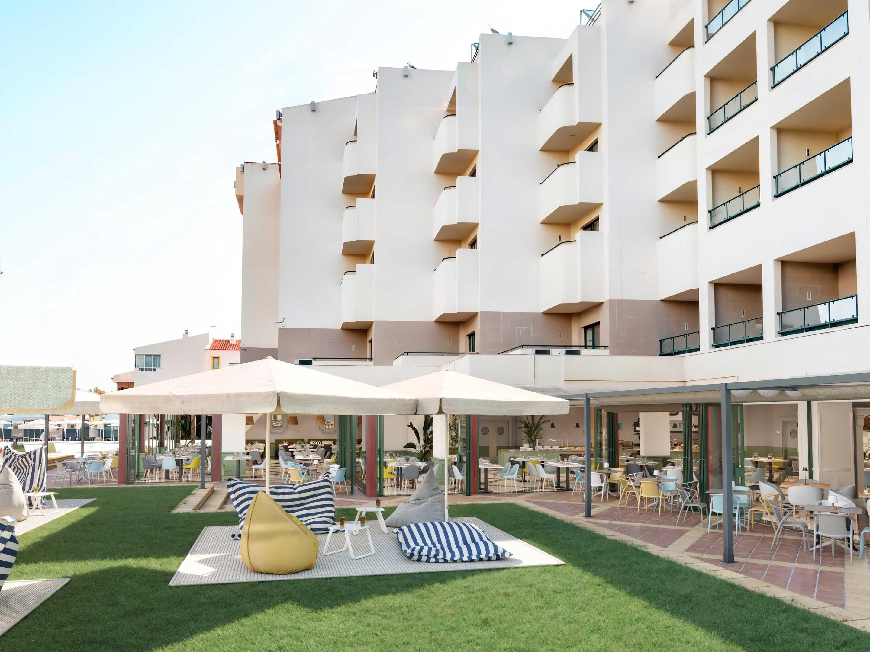 The hotel features 2 outdoor pools, one for adults and one for children, with support from the Sunset Bar. Here, you can enjoy refreshing drinks, cocktails, snacks, and light meals, creating the perfect atmosphere to relax and soak up the sun.