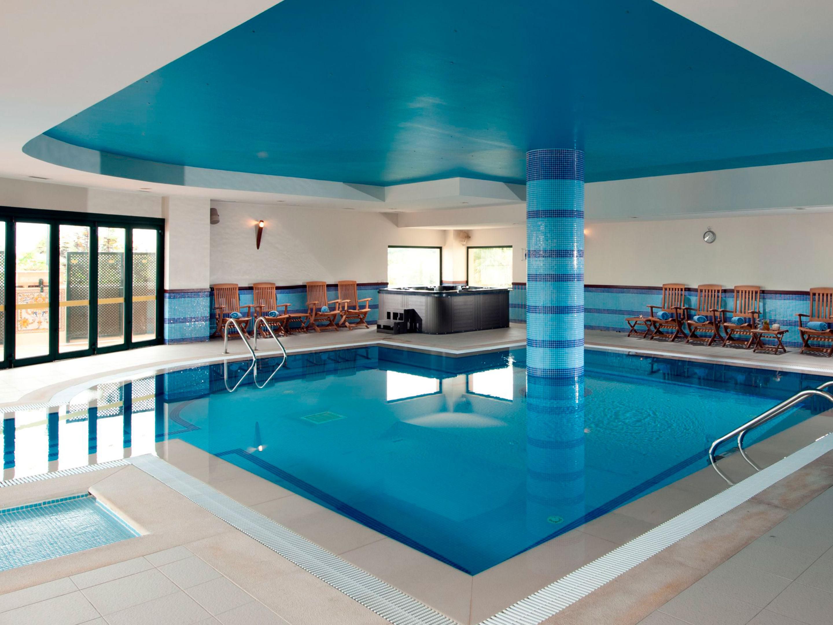 The hotel offers free access to the heated indoor pool all year round. Children are welcome, as long as accompanied by adults, providing a pleasant experience for the whole family, regardless of the season.