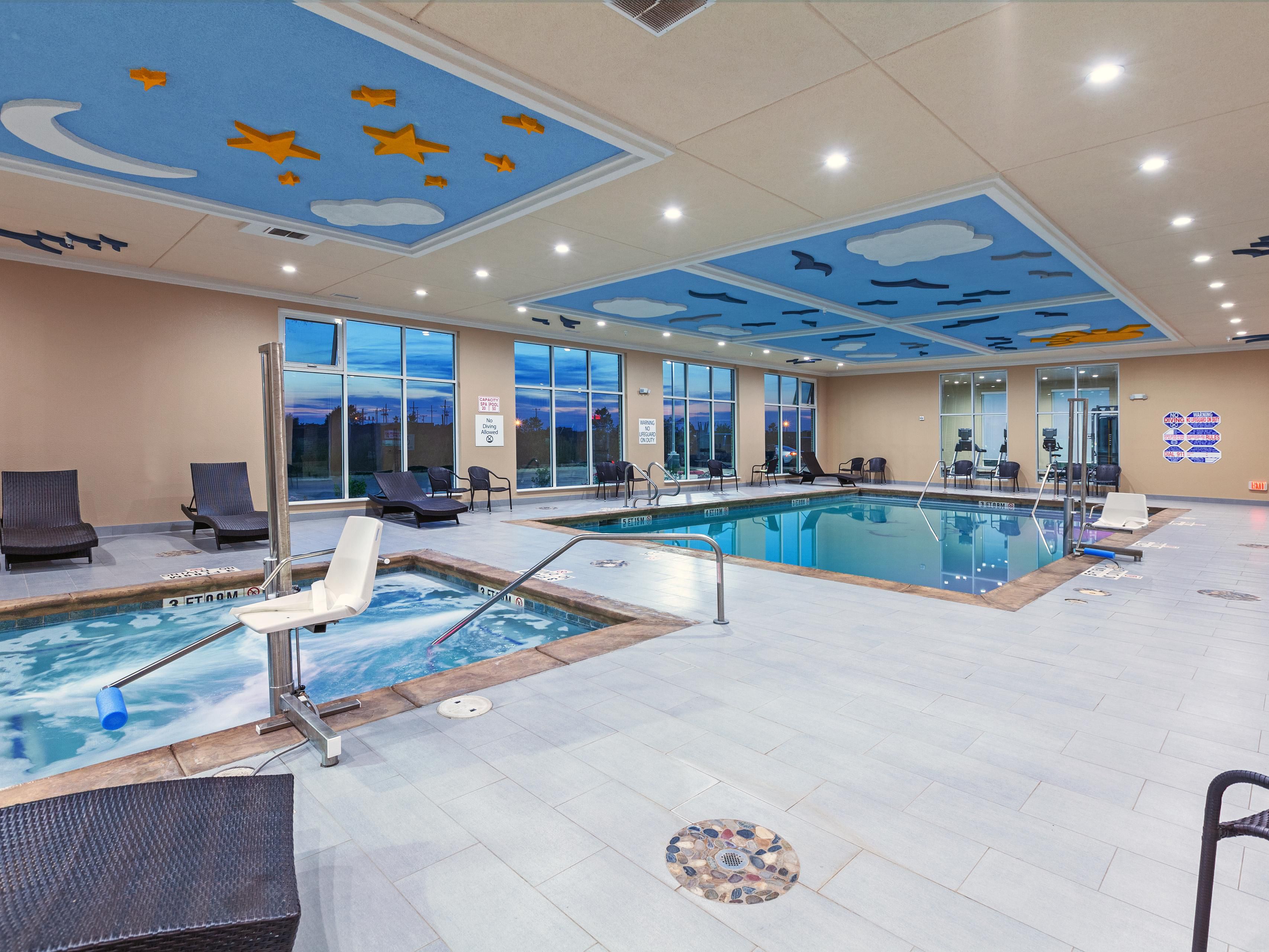 لدينا مساحة للجميع. تحتوي أجنحتنا على أسرّة أريكة ، وتتوفر دائمًا أسرّة أطفال أو أسرّة قابلة للطي. تحب العائلات السباحة في المسبح الداخلي أو الاسترخاء في الفناء الخارجي بجوار حفرة النار. عندما يحين وقت الاستكشاف ، توجه إلى حديقة حيوان أماريلو أو مركز دون هارينغتون ديسكفري أو حديقة سبلاش أماريلو المائية لقضاء يوم من المرح.