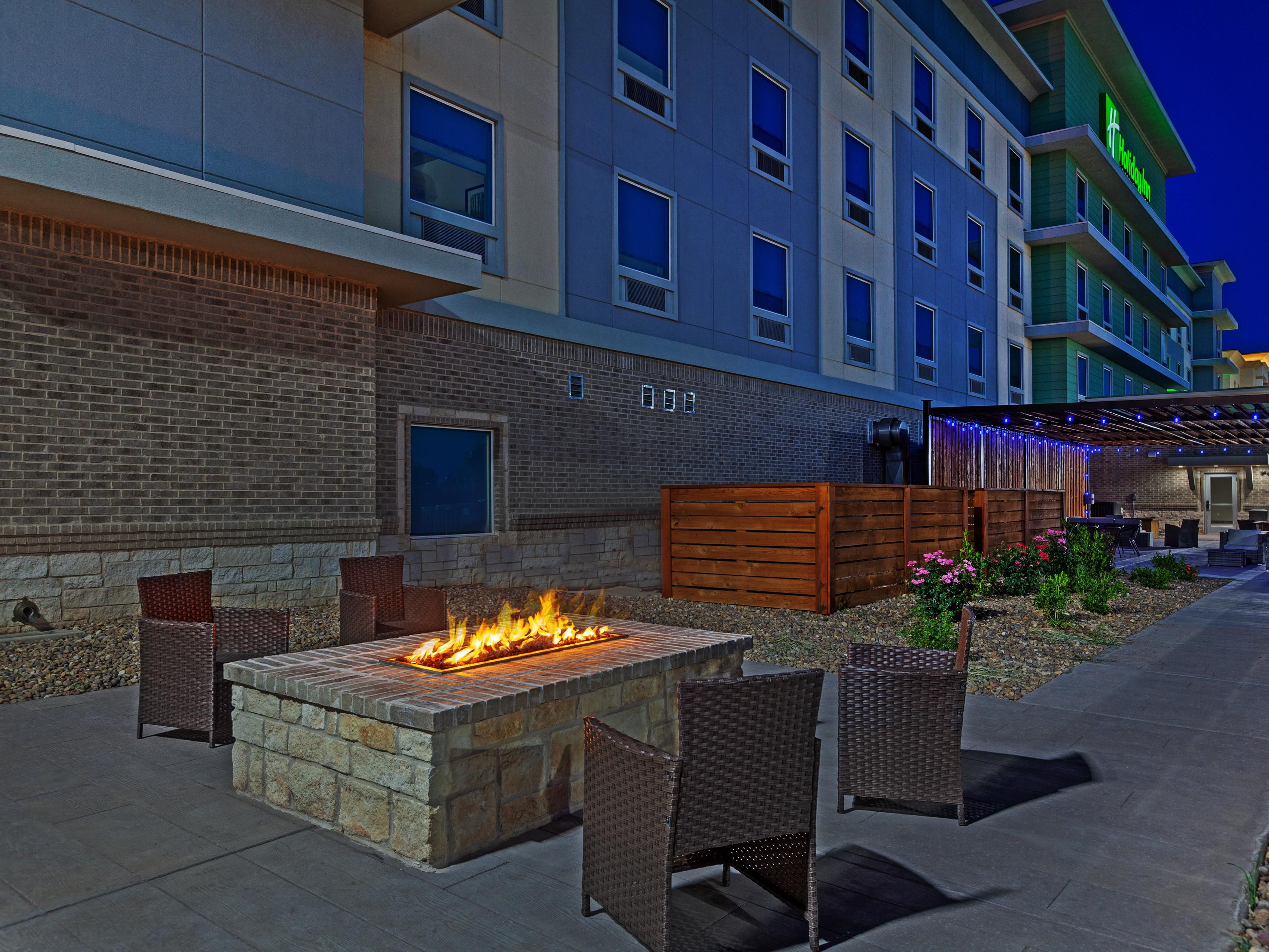 اعثر على مكانك المفضل للتجمع أو الاسترخاء أو مجرد الإقامة. من الردهة الترحيبية والبار النابض بالحياة إلى الفناء الفسيح وحفرة النار المتوهجة ، تم إنشاء فندقنا في أماريلو بولاية تكساس لإجراء محادثات جيدة وشركة رائعة. استمتع بمشروب تحت النجوم أو بمحادثة هادئة في الداخل ، مع خدمة ودودة ومساحة كبيرة للاسترخاء لفترة أطول قليلاً.